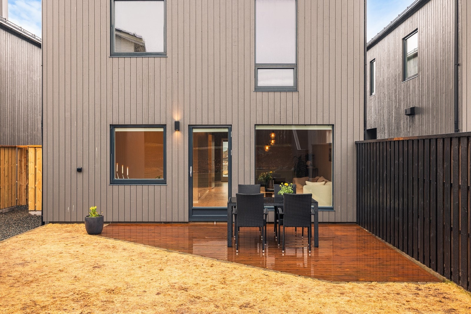 Herlig terrasse og hage med utgang fra stue Galleribilde