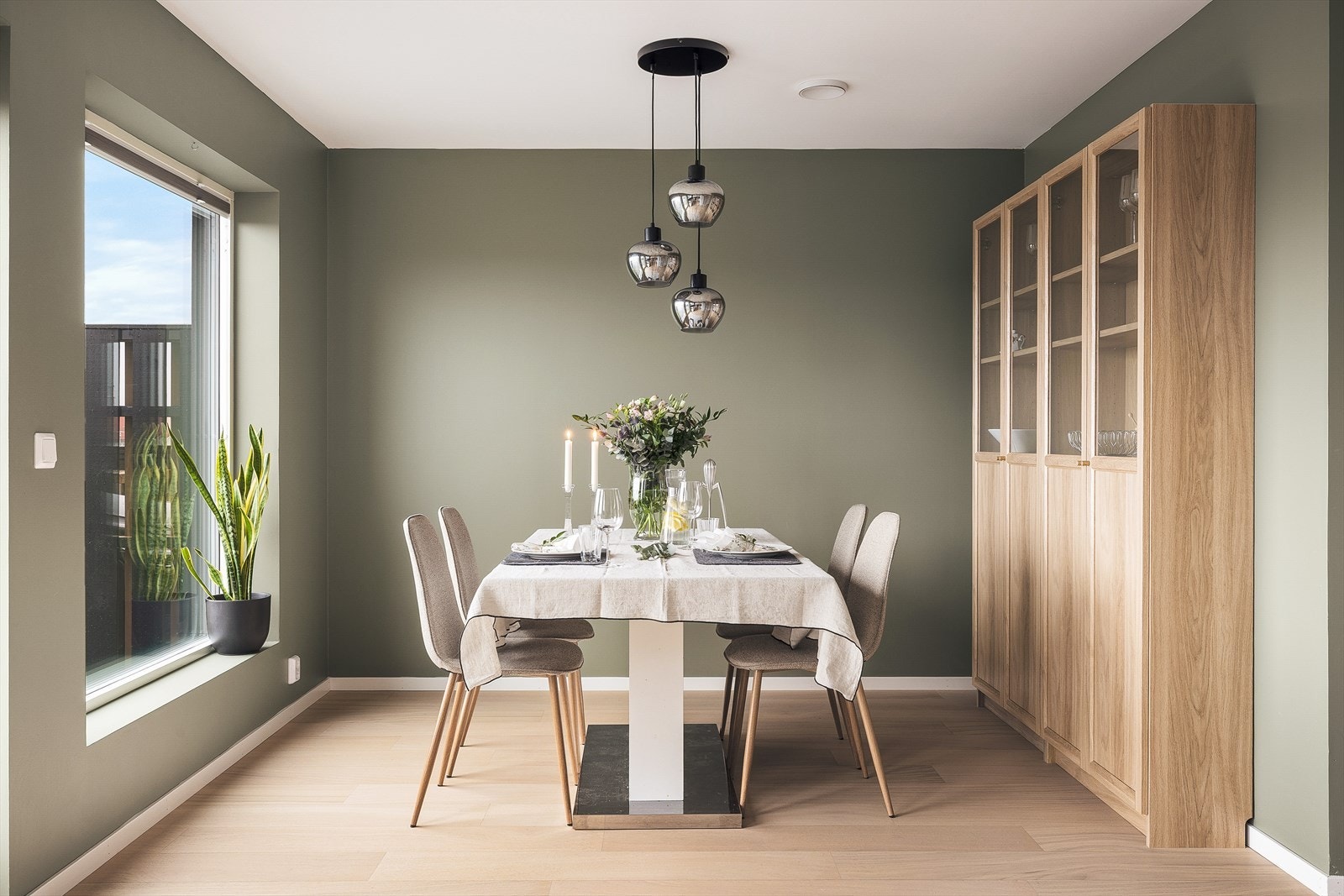 Koselig spisestue praktisk plassert ved kjøkkenet Galleribilde