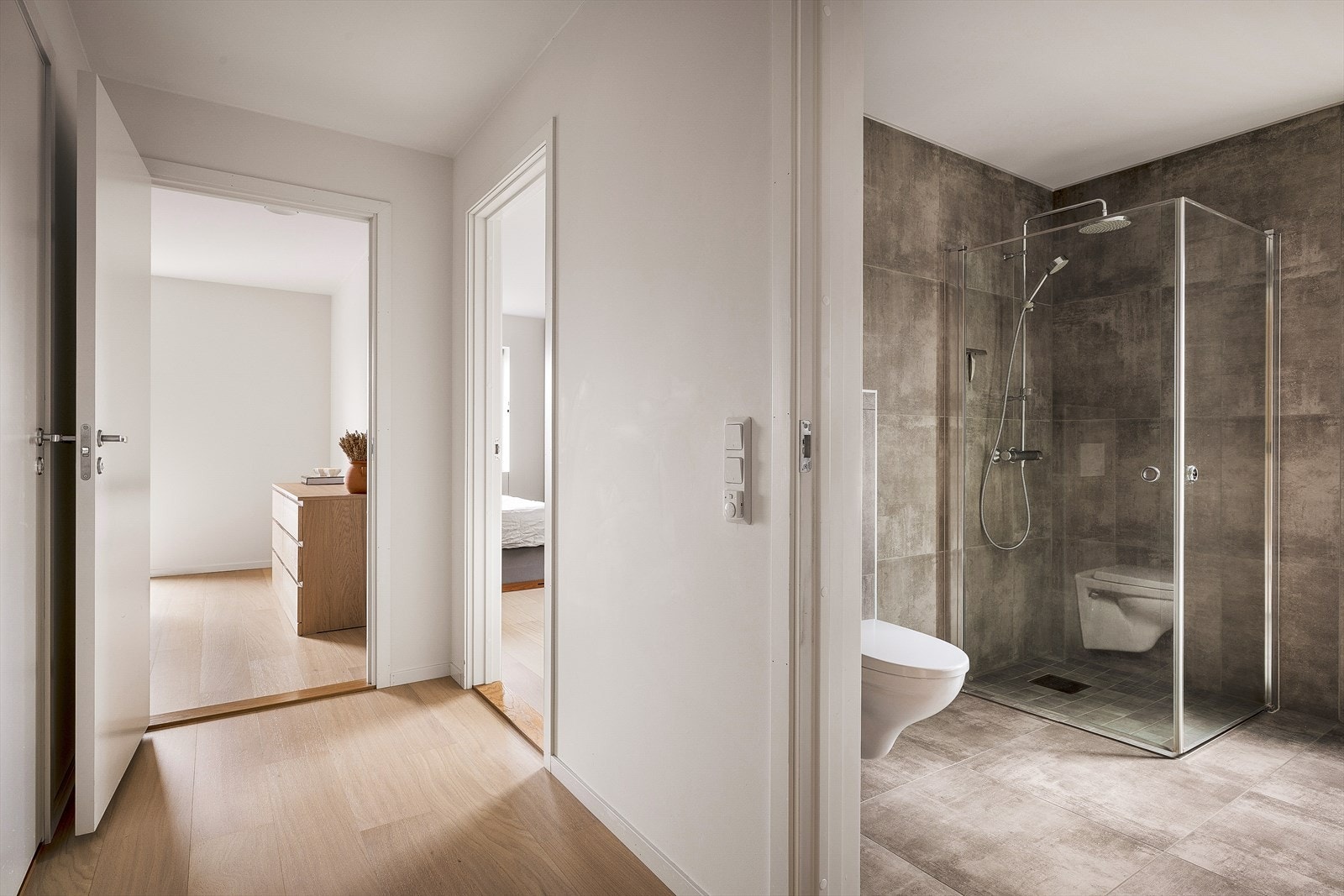 Overetasjen har fire store soverom og et flott bad Galleribilde