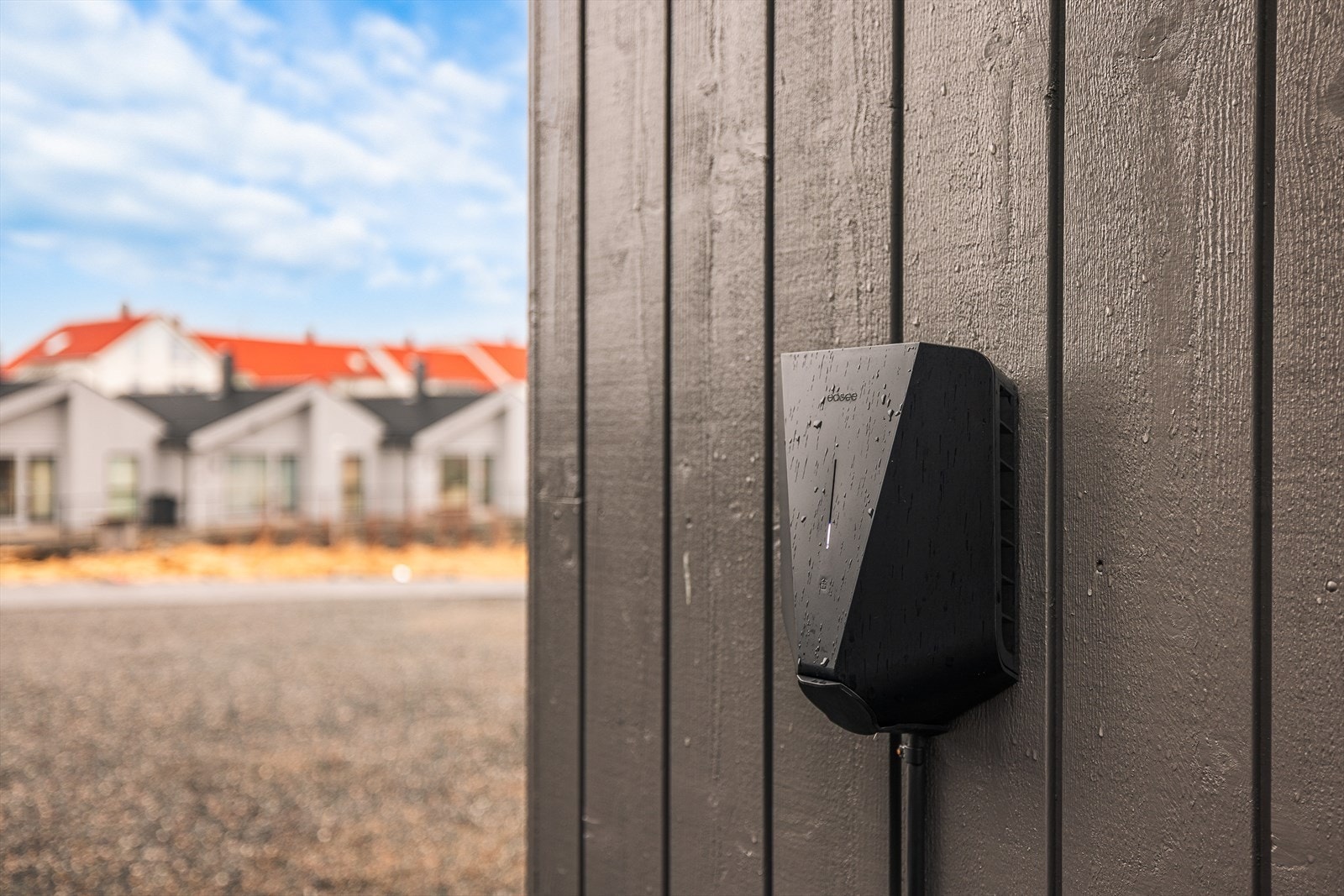 Montert Easee Elbil-lader i 2024 ved biloppstillingsplass på eiendommen Galleribilde