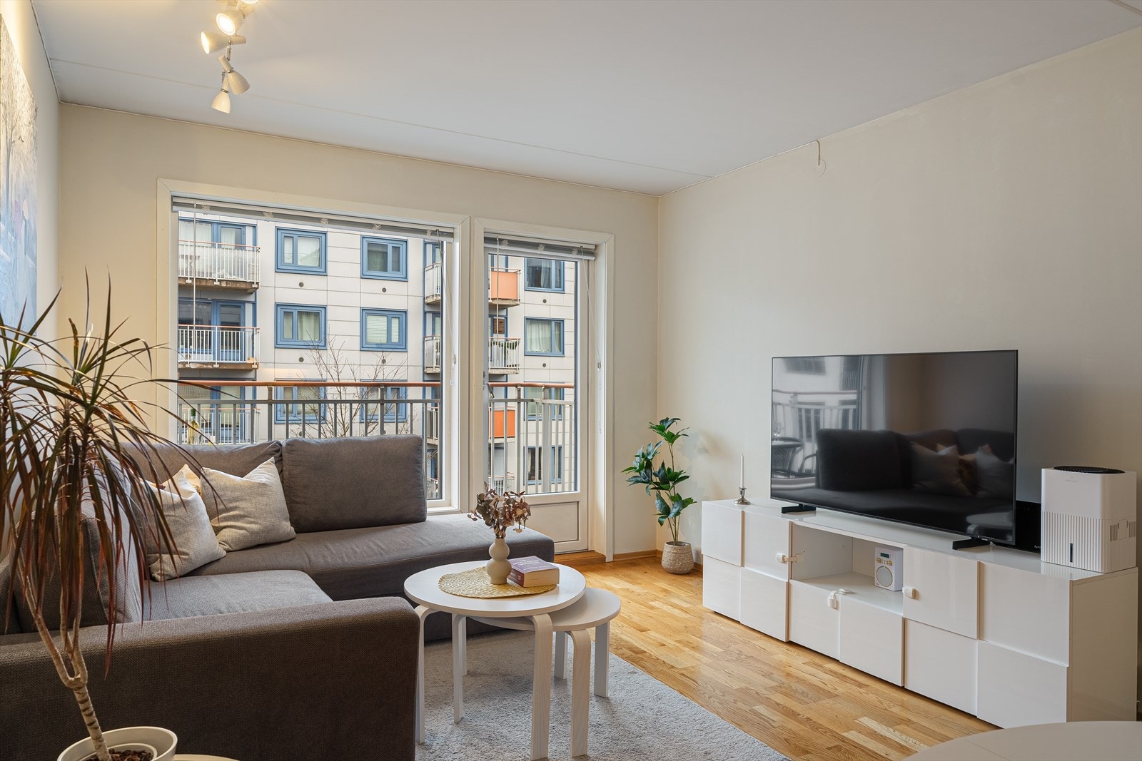 God standard fra 2006 med parkett på gulv og glatte lysmalte overflater. Galleribilde