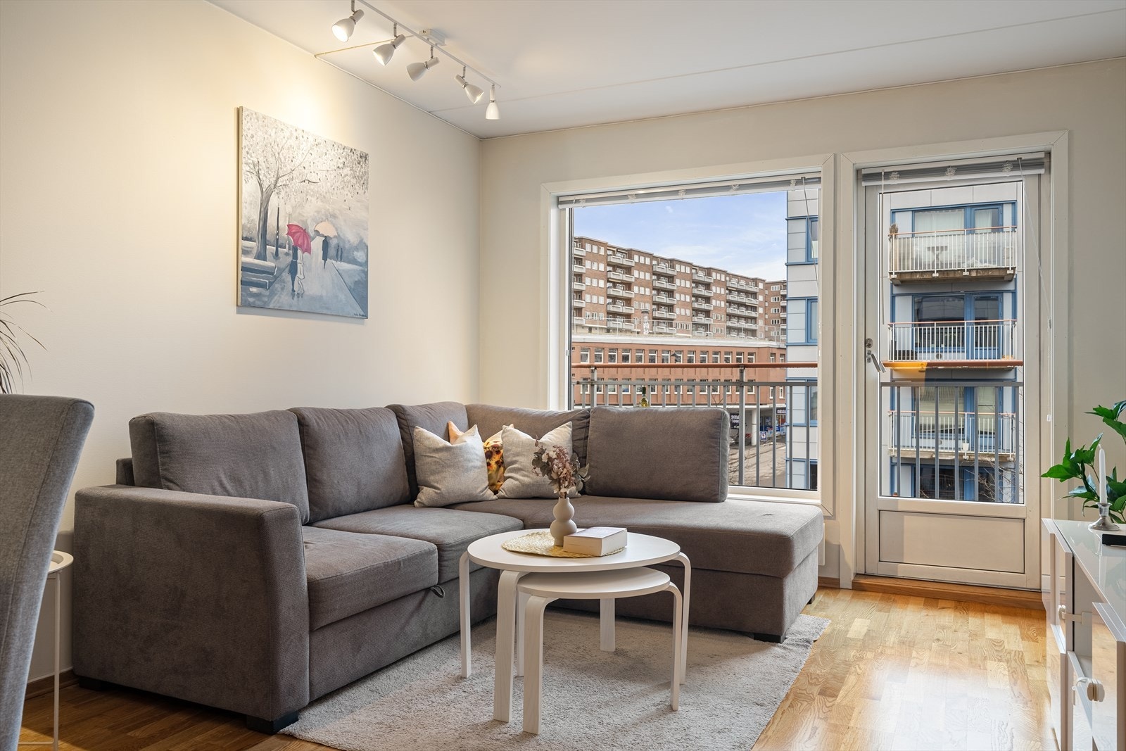 Stuen er romslig med god plass til både sofagruppe med salongbord og spisebord. Takhøyde målt til 2.45 m. Galleribilde