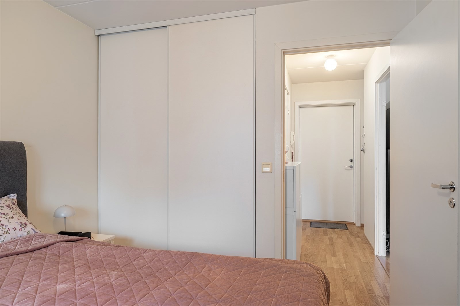 Praktisk innebygd garderobeløsning for effektiv oppbevaring. Alle skap på soverom medfølger. Galleribilde