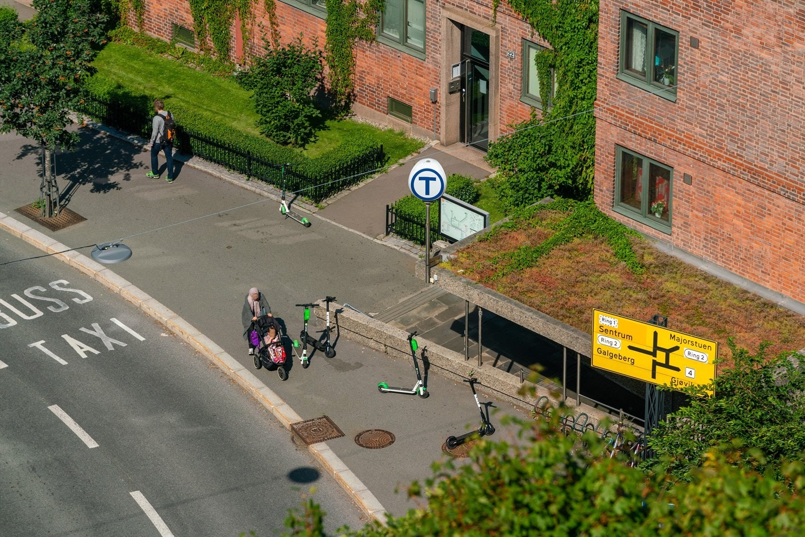 Nærmeste T- banestasjon: Carl Berners plass, ca 6 minutters gange fra leiligheten. Galleribilde