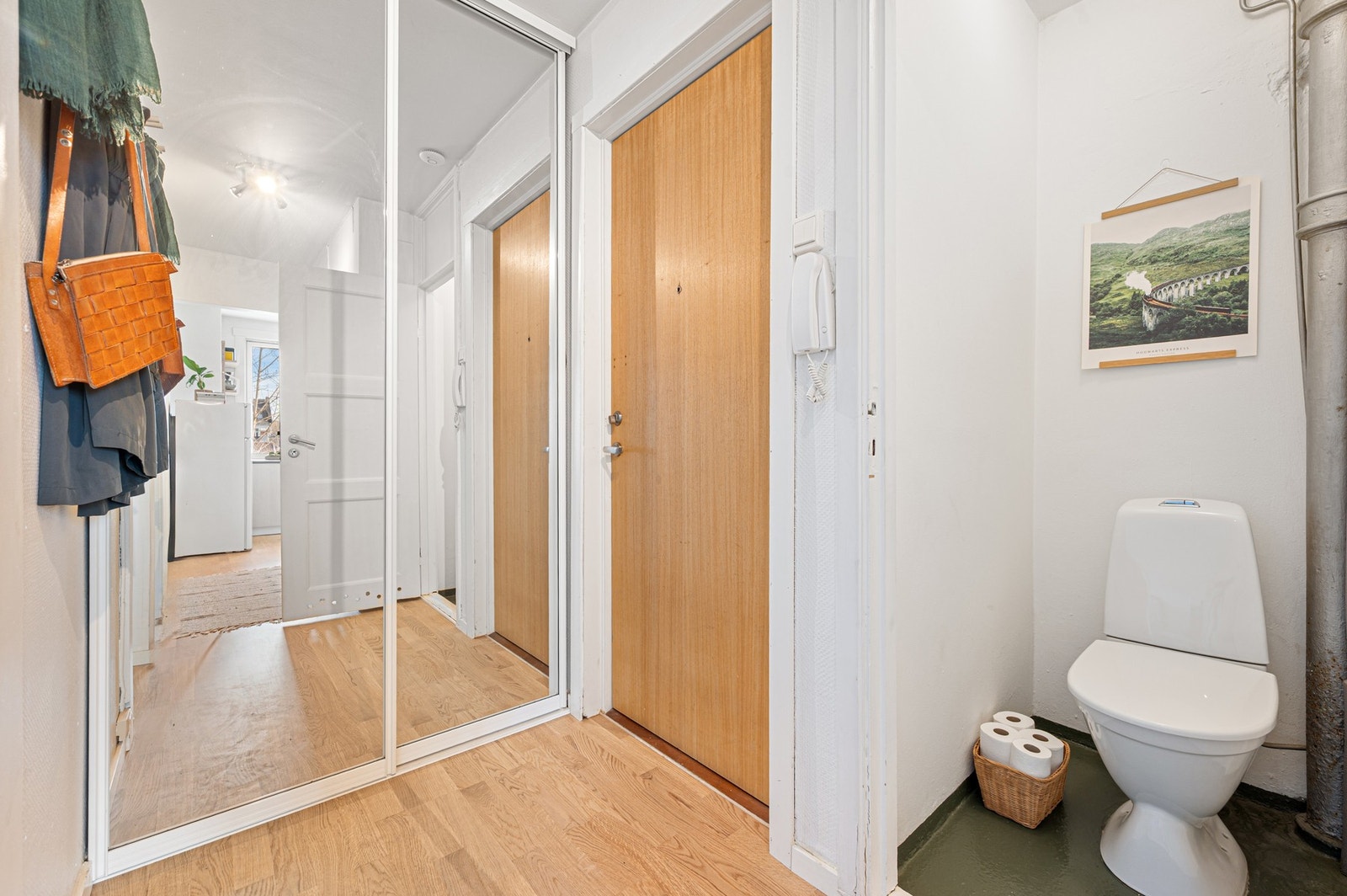 Romslig entré med garderobeløsning og speilfronter som gir gode muligheter for oppbevaring. Galleribilde