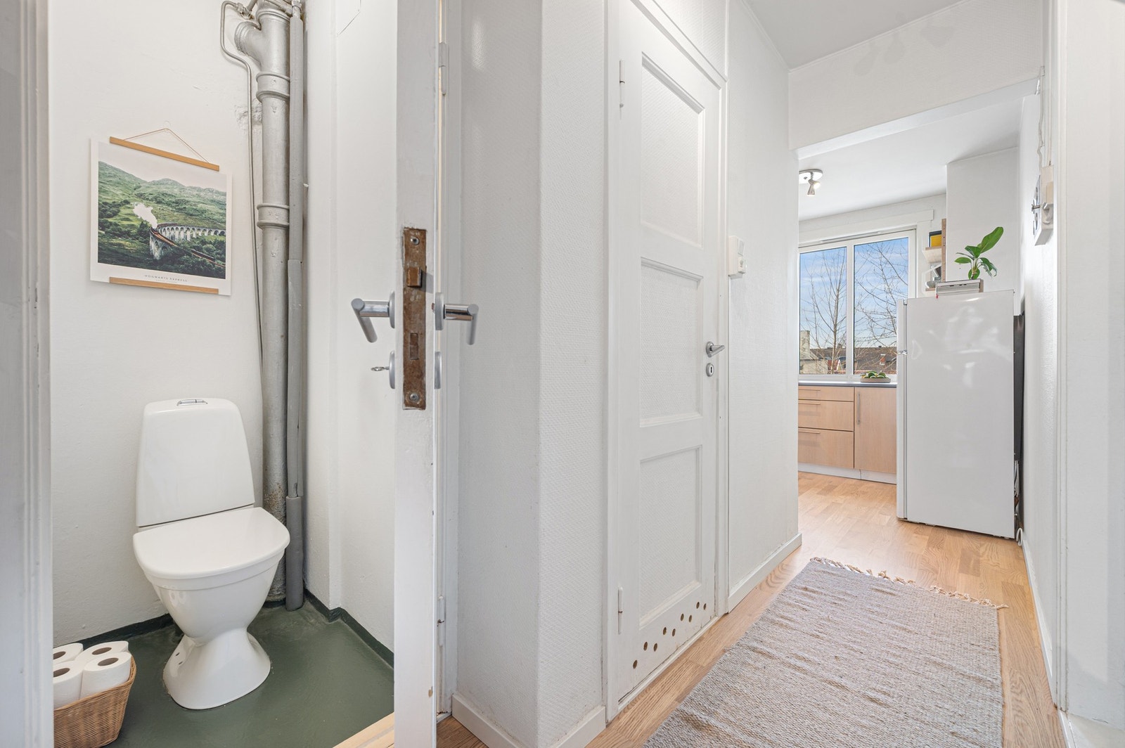 Praktisk løsning med toalett i tilknytning til entréen. Galleribilde