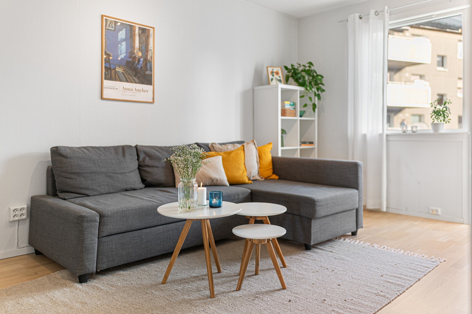 Innbydende stue med god plass til sofagruppe og tilhørende møblement. Store vindusflater slipper inn rikelig med naturlig lys. Galleribilde