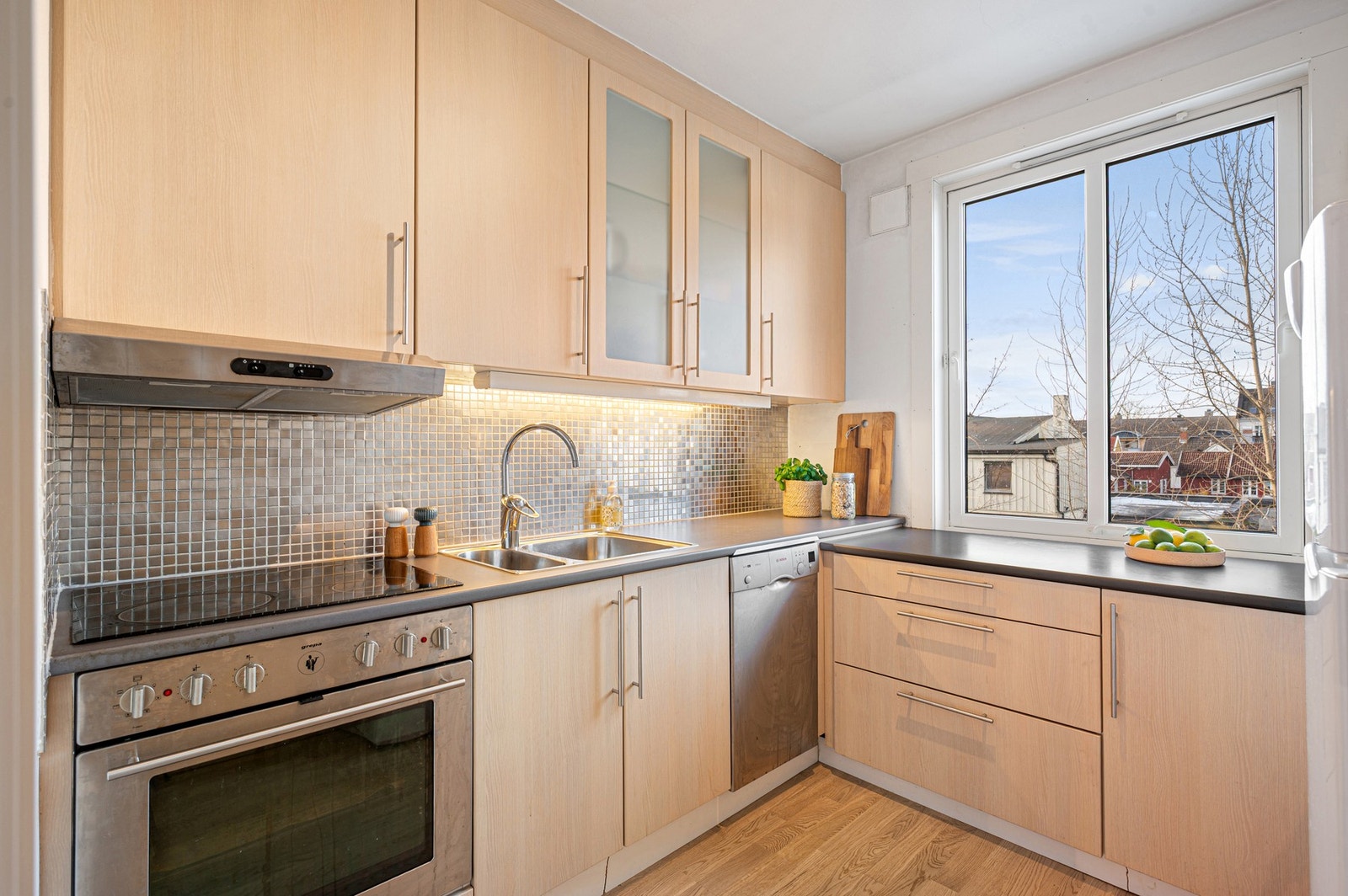 Romslig kjøkken med god skap og benkeplass samt store vindusflater som gir rikelig med naturlig lys. Galleribilde