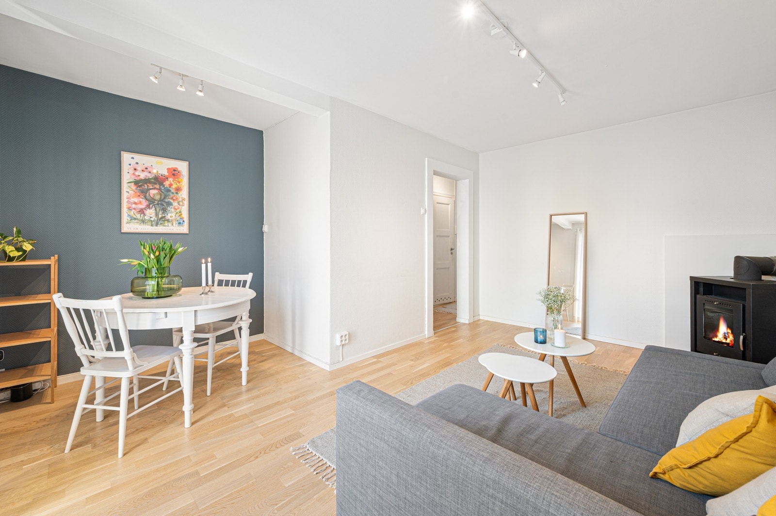 Stuen har en åpen og sosial løsning med naturlig plass til både sofagruppe og spisebord. Galleribilde