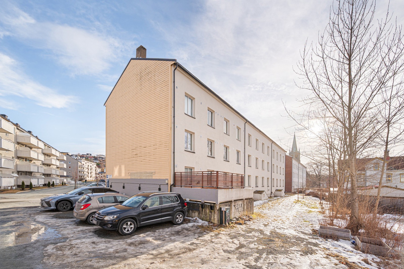 Leiligheten ligger i et klassisk og velholdt boligbygg i et rolig og sentralt område. Galleribilde