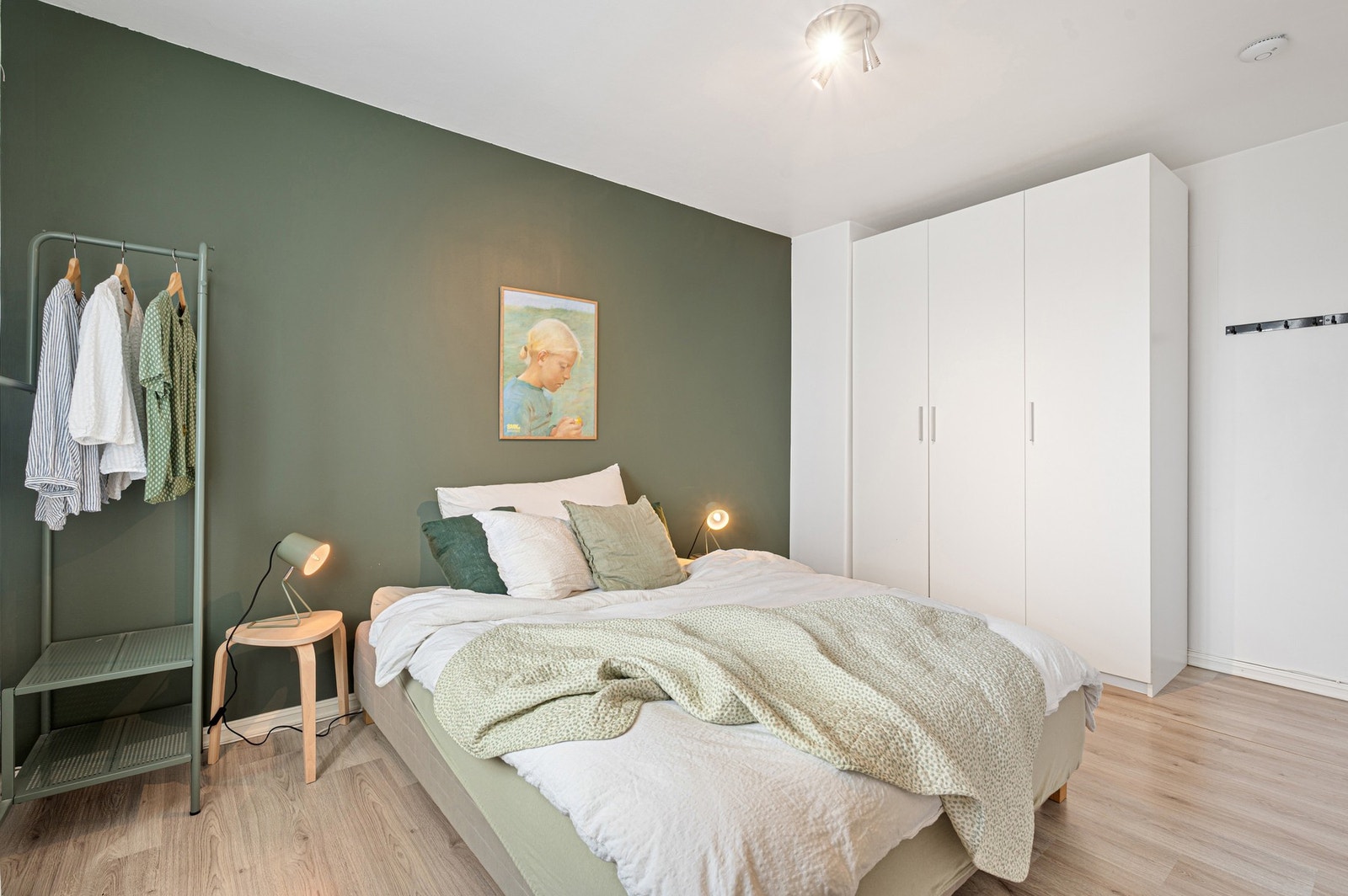 Rommet oppleves luftig med gode flater som gir fleksibilitet i innredningen. Galleribilde