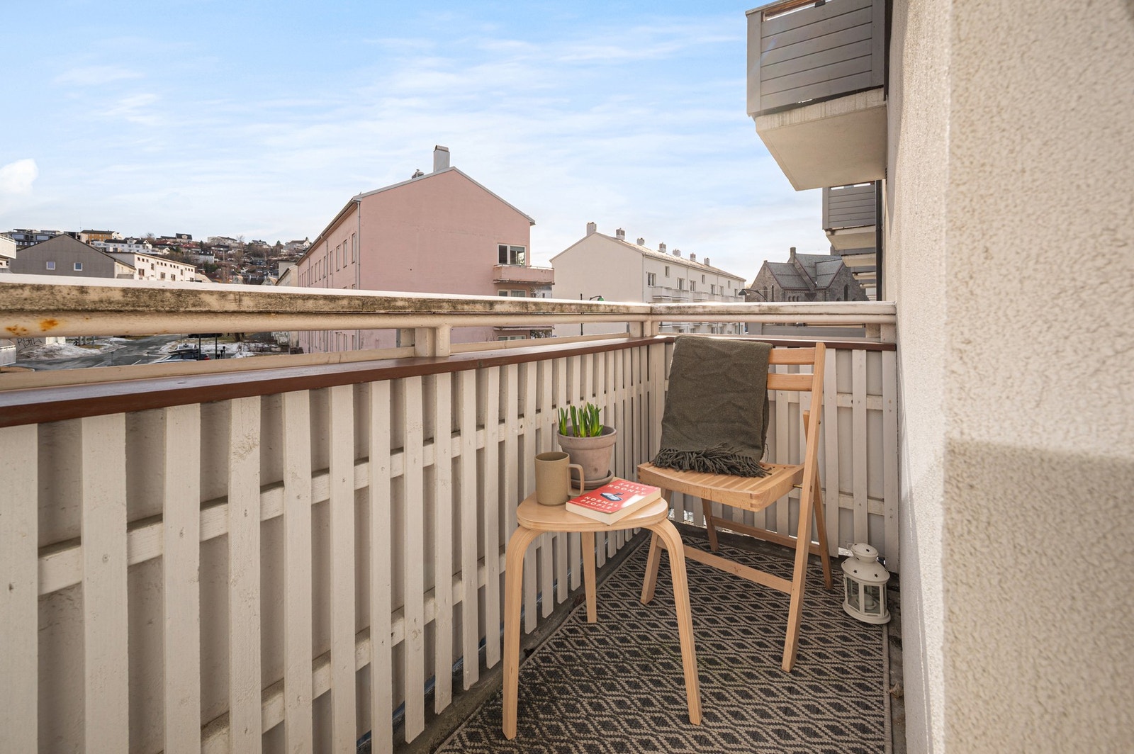 Balkong med plass til sittegruppe, en hyggelig uteplass for morgenkaffen eller en rolig stund utendørs. Galleribilde