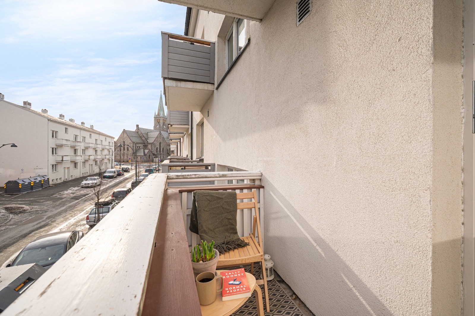 Fra balkongen har man utsyn mot nærområdet og en hyggelig bymessig atmosfære. Galleribilde