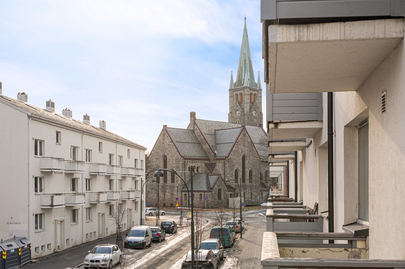 Fra balkongen har man utsikt mot flotte Lademoen Kirke. Galleribilde