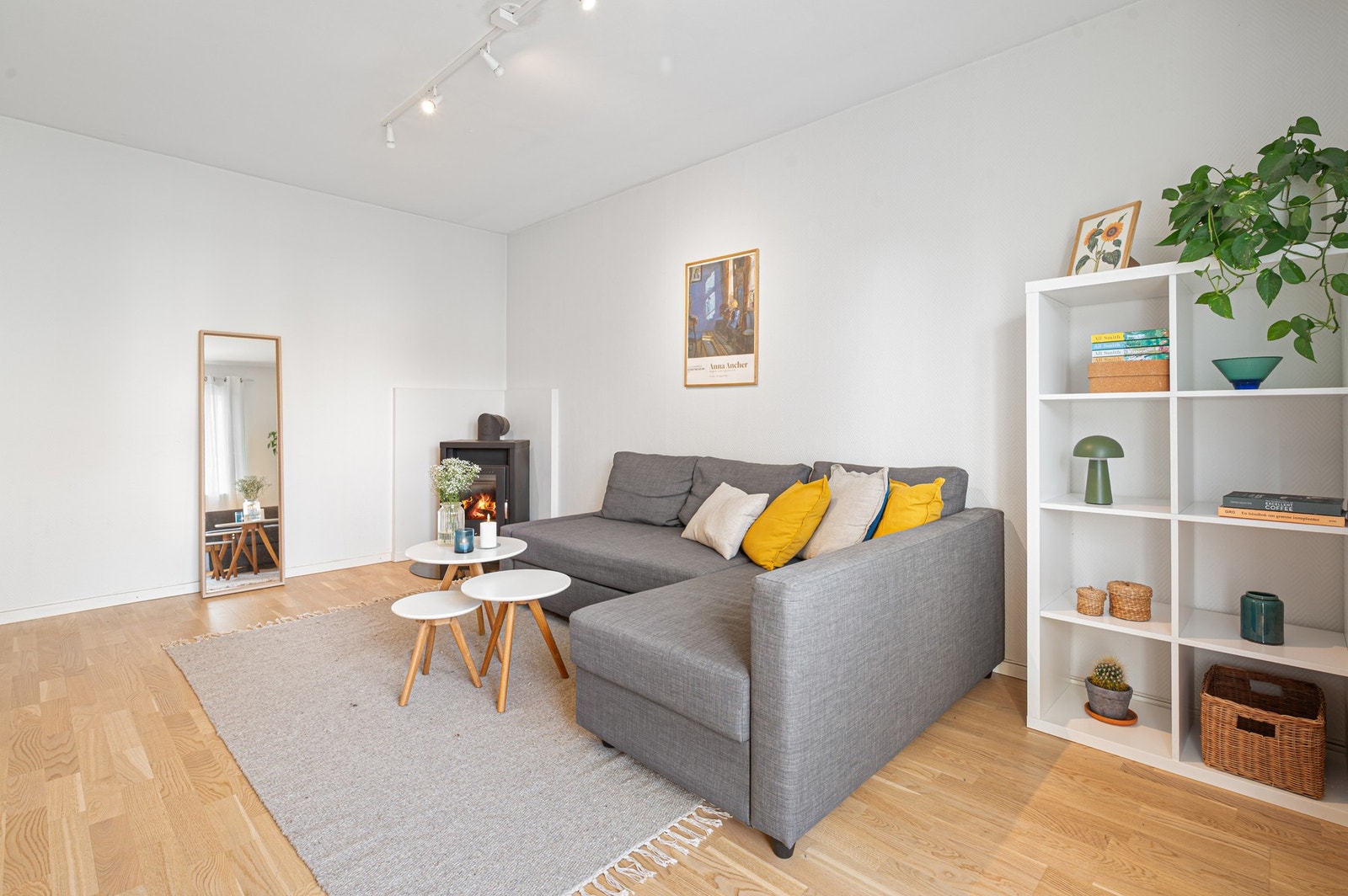 Boligen holder en fin standard og er på romslige 50 kvm BRA. Veldrevet sameie med lave felleskostnader. Galleribilde