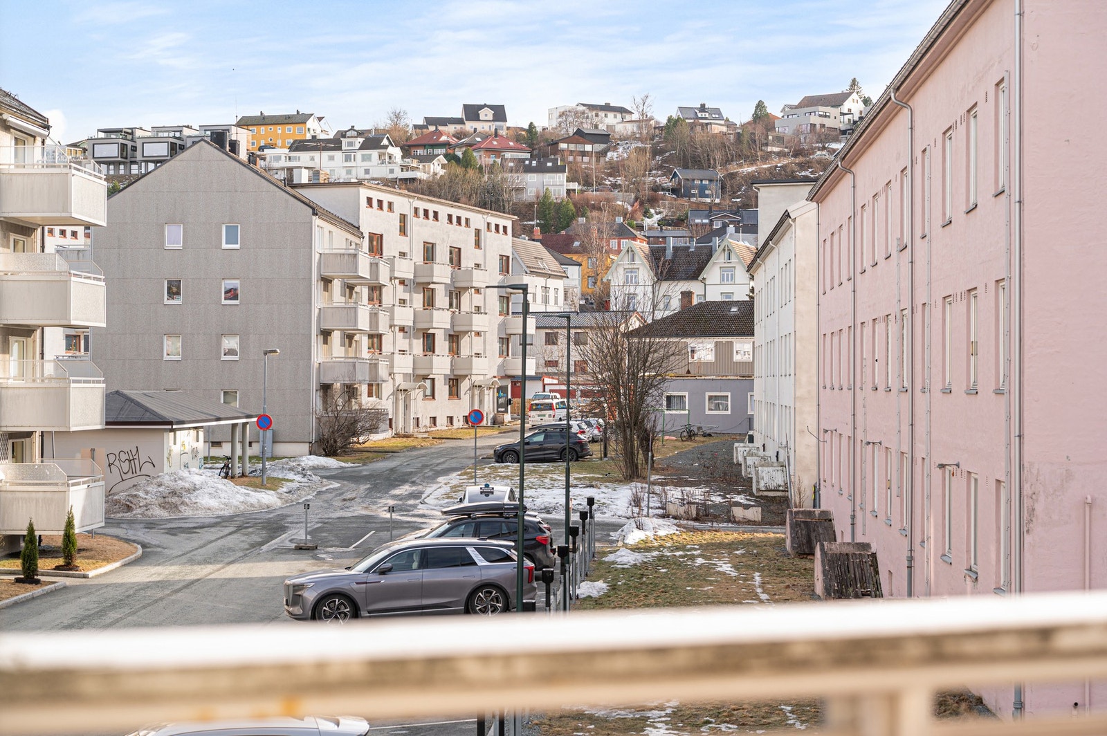 Balkongen vender mot et rolig boligområde. Galleribilde