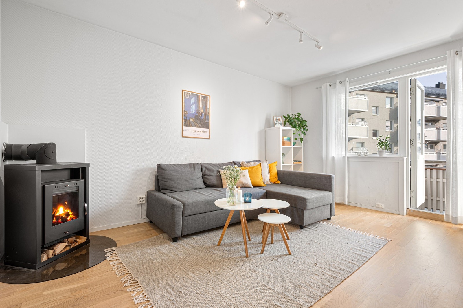 Fra stuen er det direkte adkomst til balkong - perfekt for å trekke ut på varme dager og skape en luftig følelse. Galleribilde