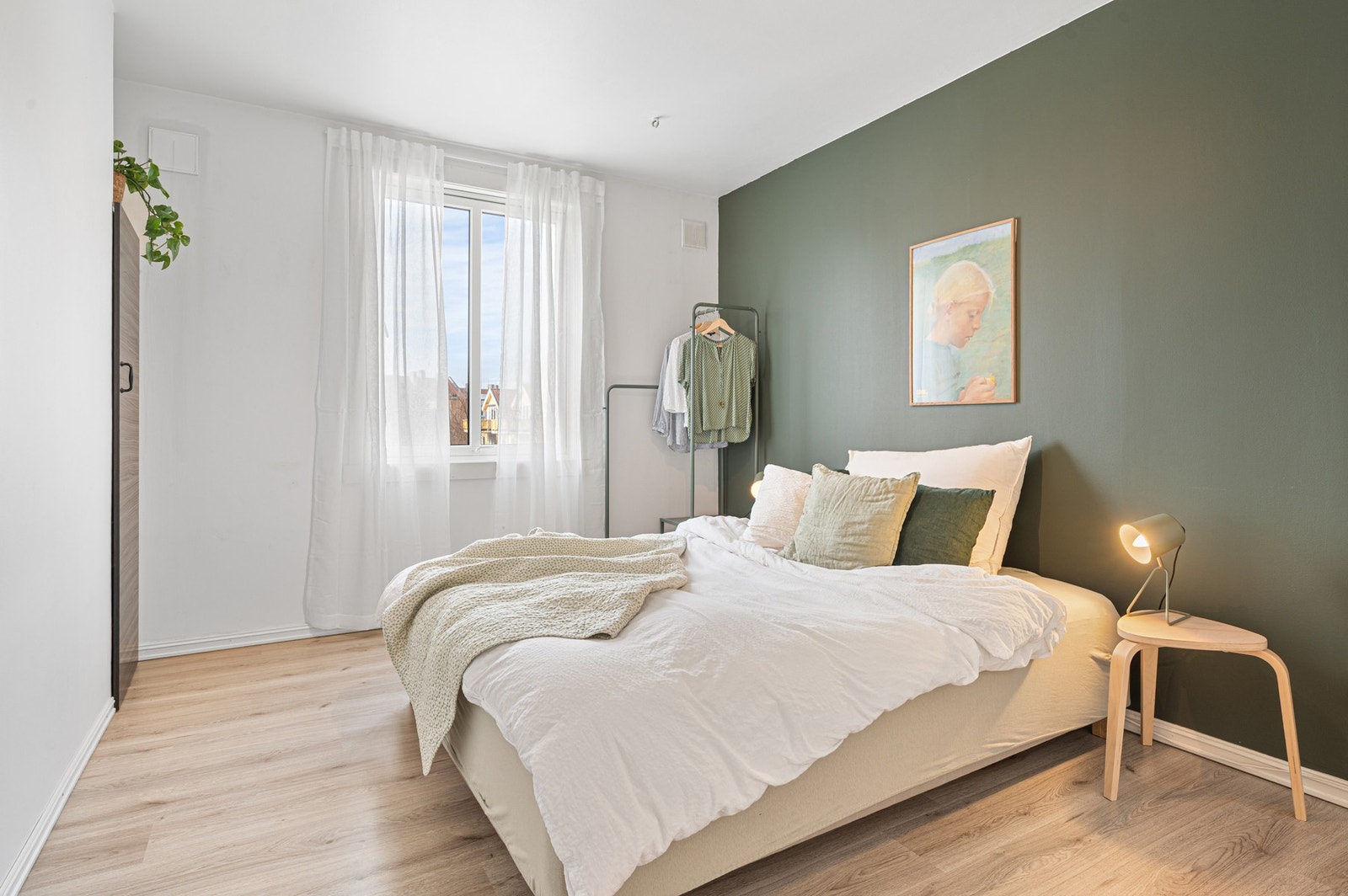 Lyst og trivelig soverom med plass til dobbeltseng og tilhørende møblement. Galleribilde