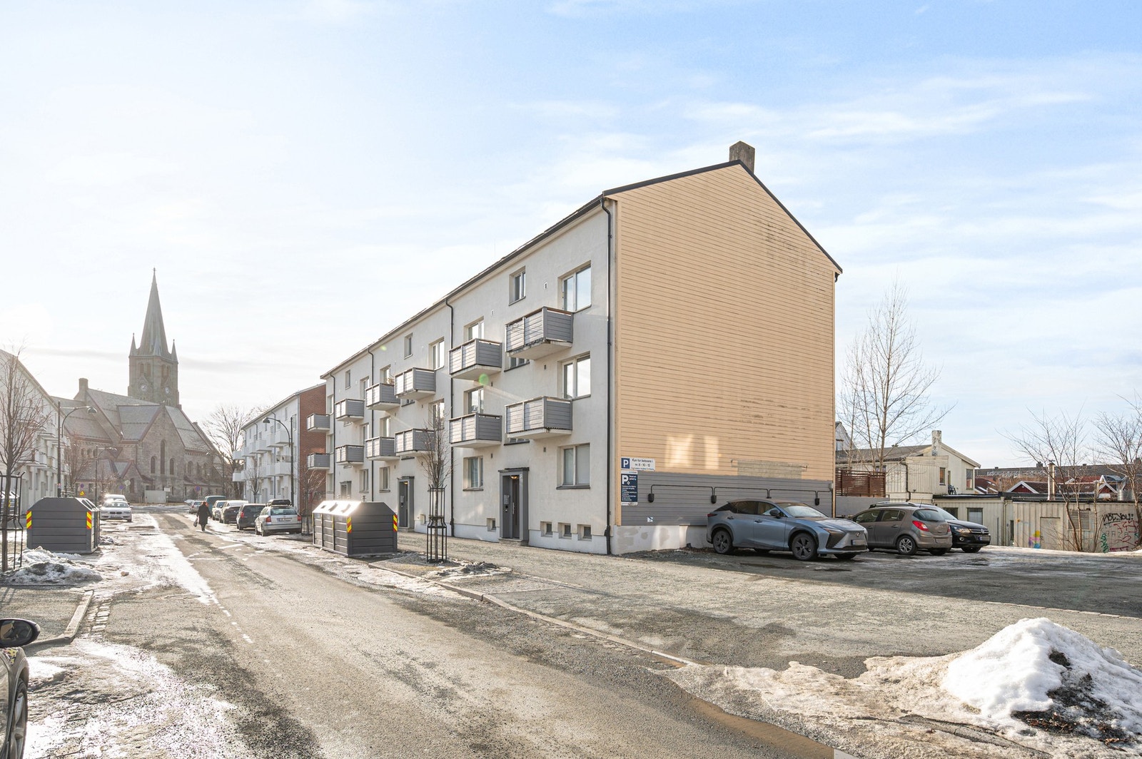 Boligens balkong har gode solforhold. Galleribilde