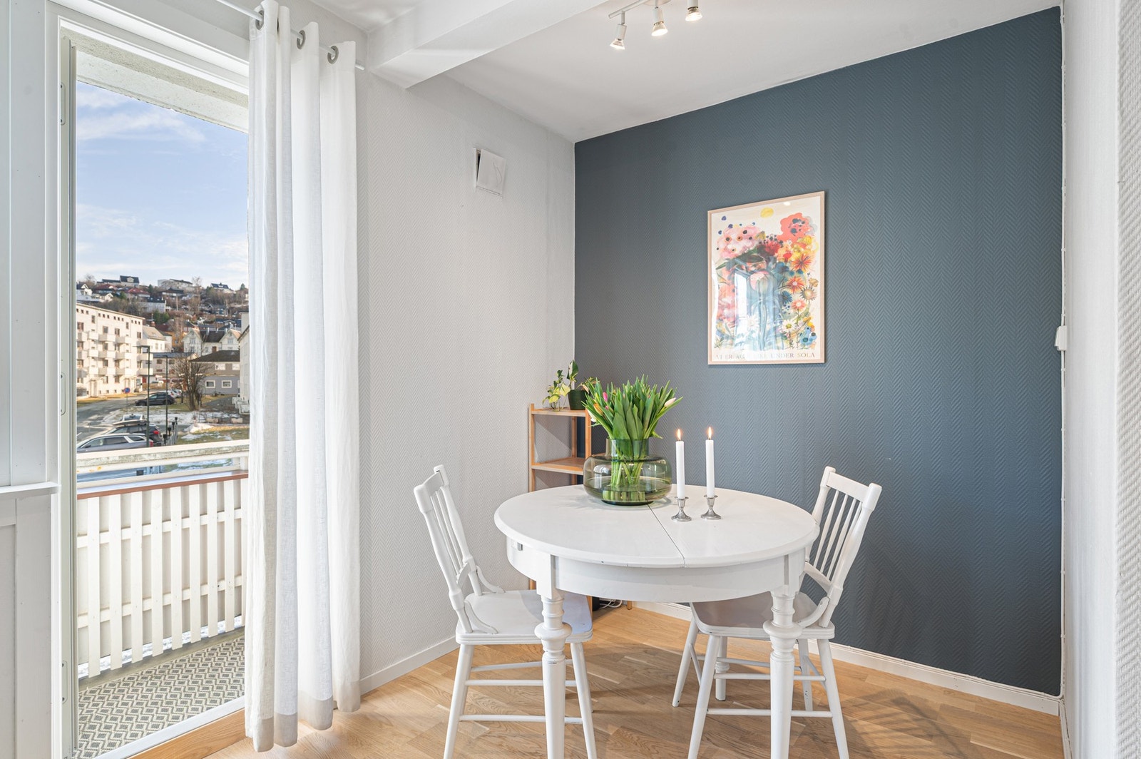 Stuen har en naturlig avsatt plass til spisebord, perfekt for hyggelige måltider og sosiale sammenkomster. Galleribilde