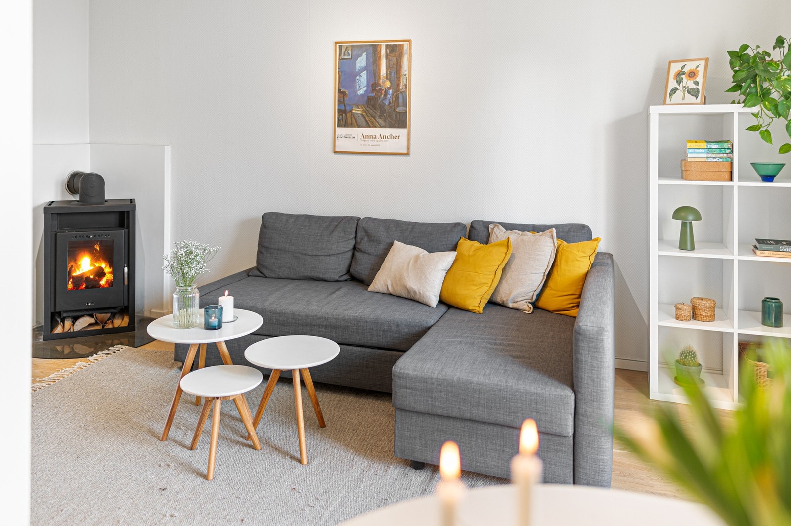 Stuen fremstår lys og trivelig, med vedfyring som gir ekstra komfort og en lun atmosfære i rommet. Galleribilde