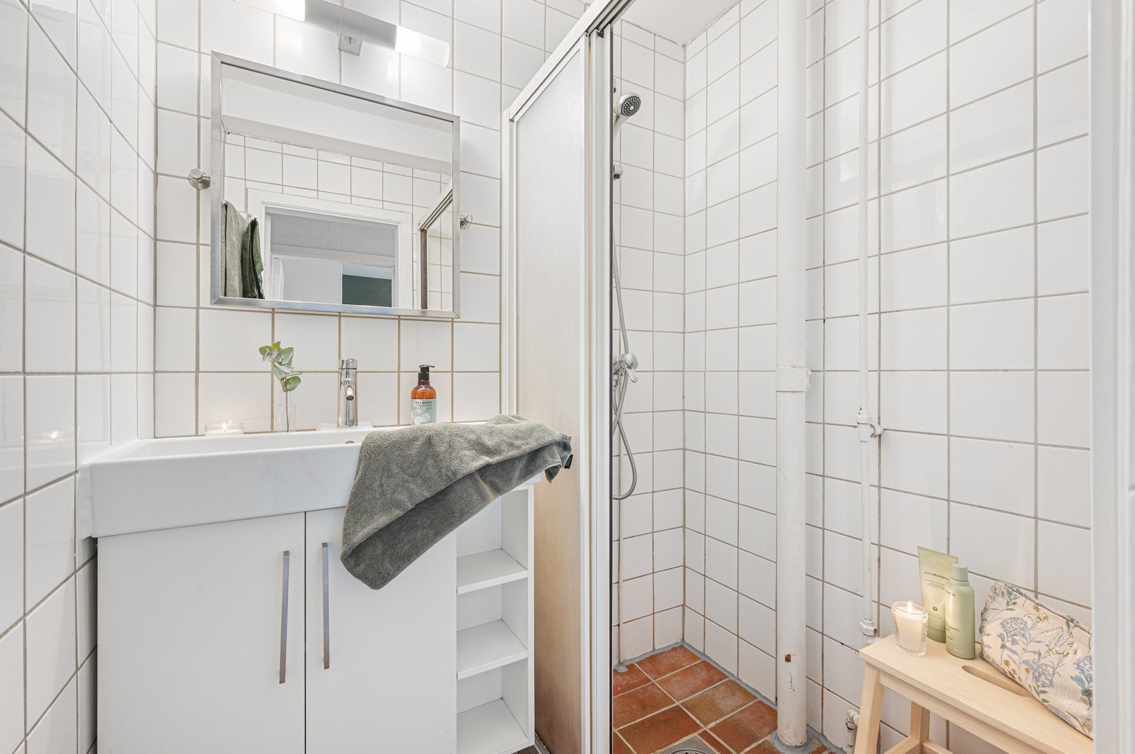 Badet har elektrisk styrt vifte og elektriske varmekabler. Galleribilde