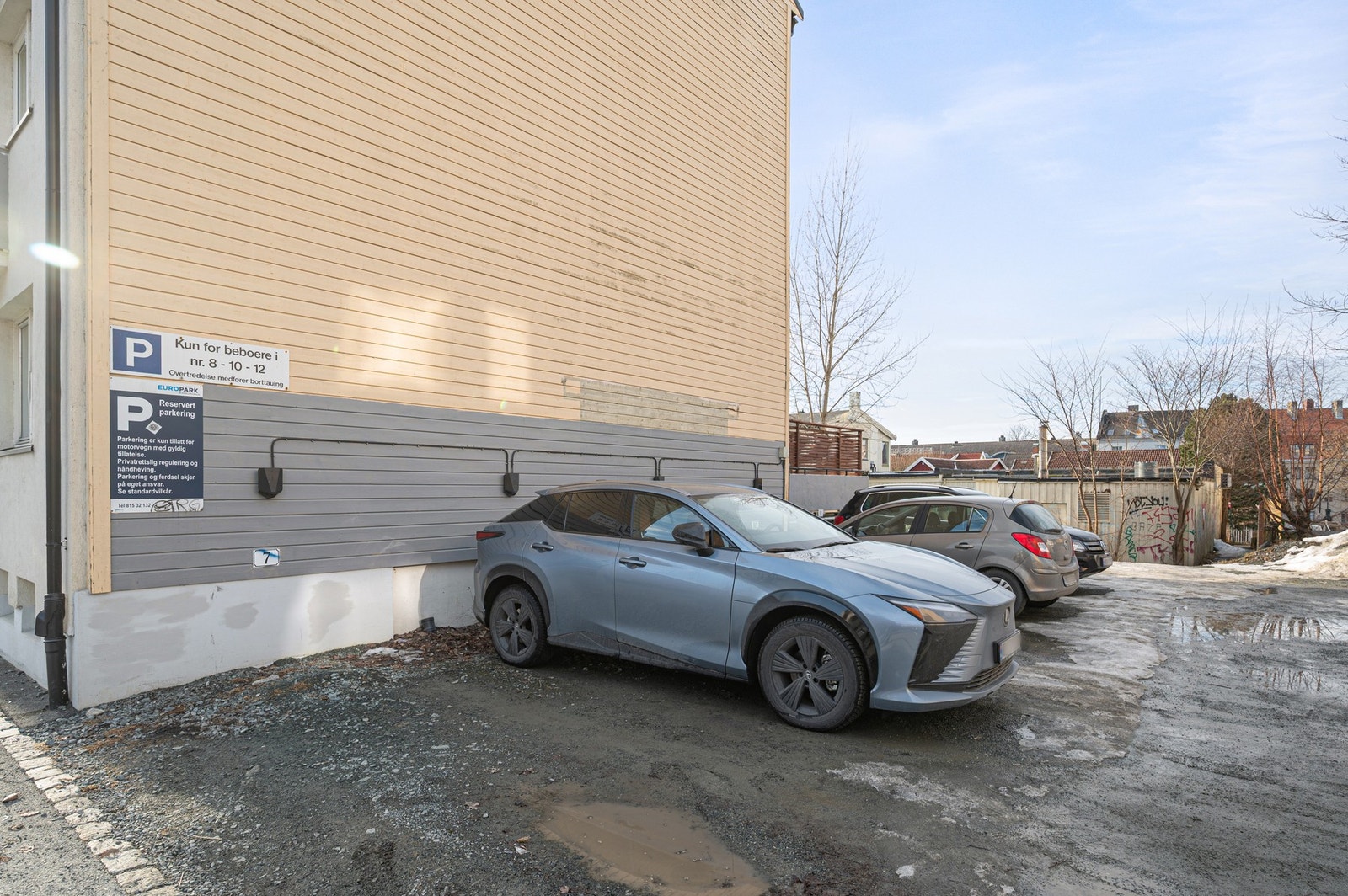 Mulighet for leie av parkering etter ledighet. Soneparkering i området finnes også. Galleribilde