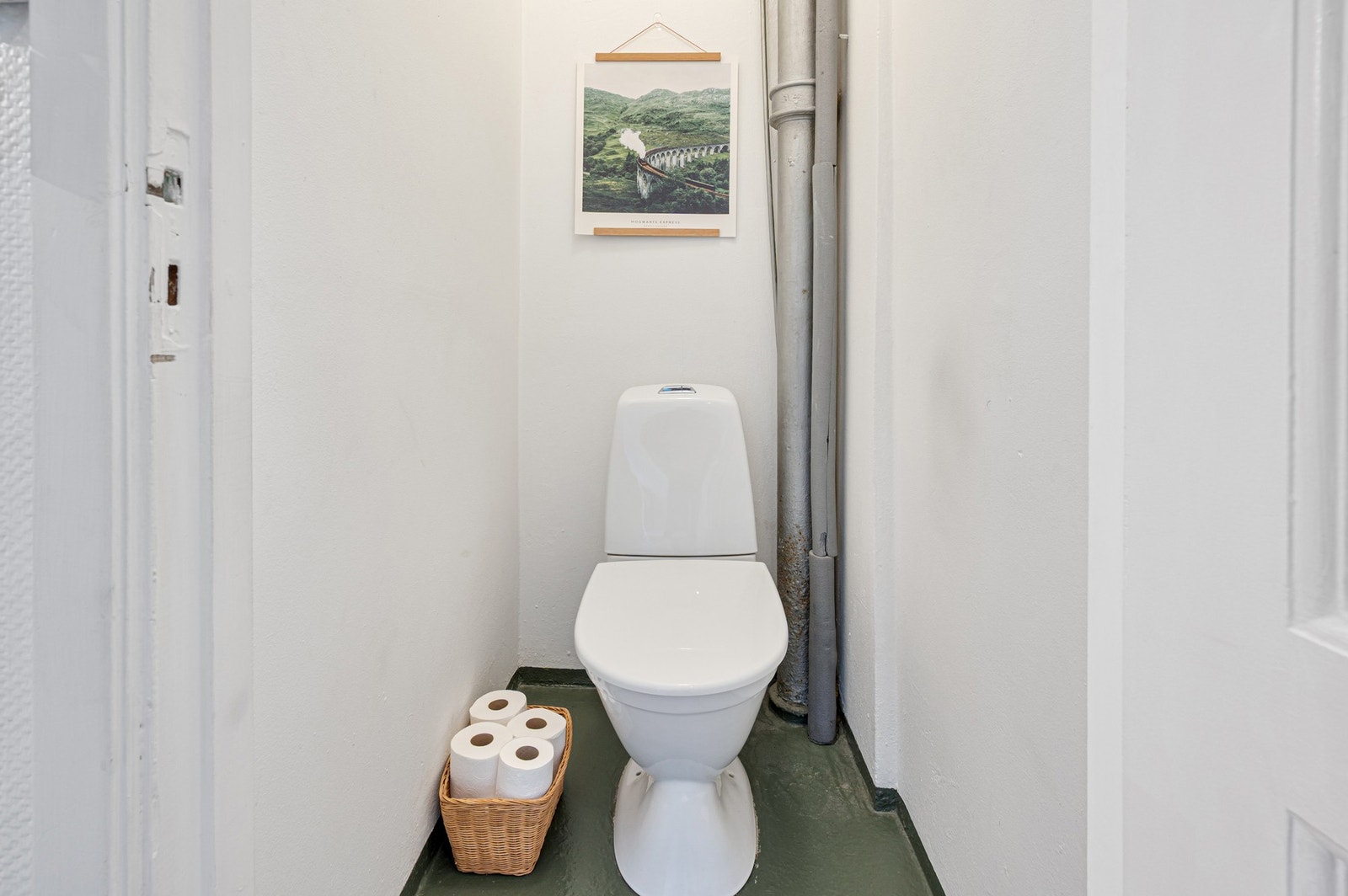 Leiligheten har eget toalettrom separat fra badet, noe som gir en praktisk og funksjonell løsning i hverdagen. Galleribilde