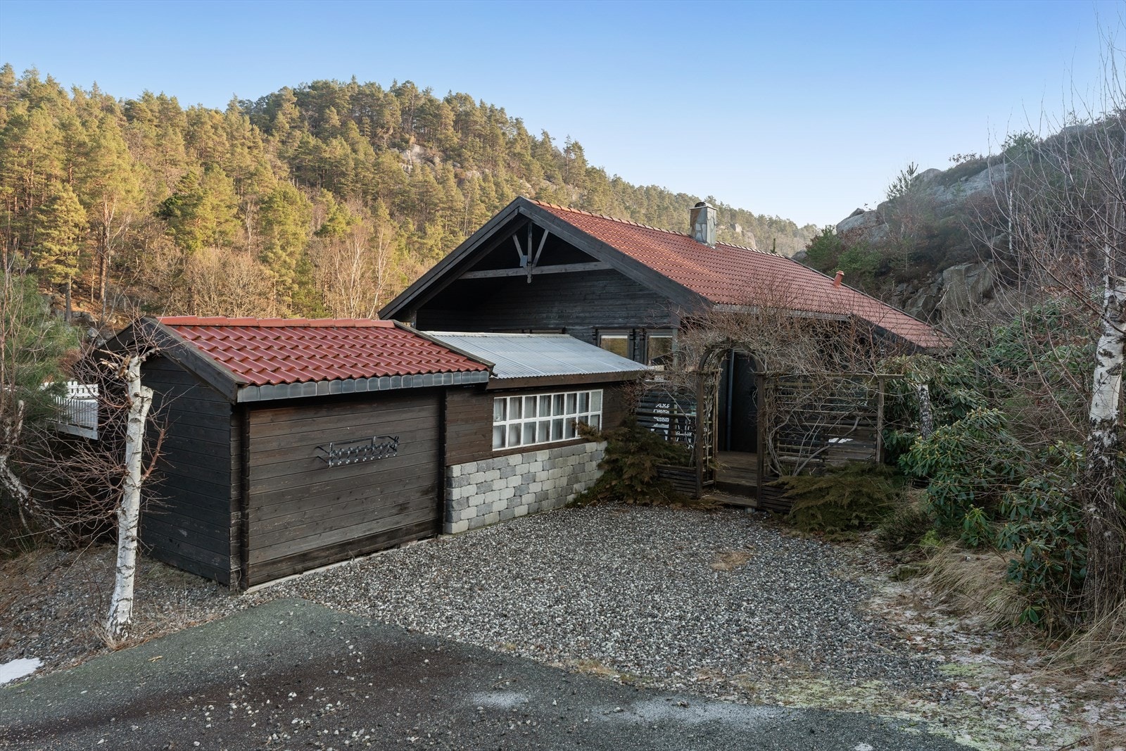 Fin fritidsbolig med parkering like utenfor Galleribilde