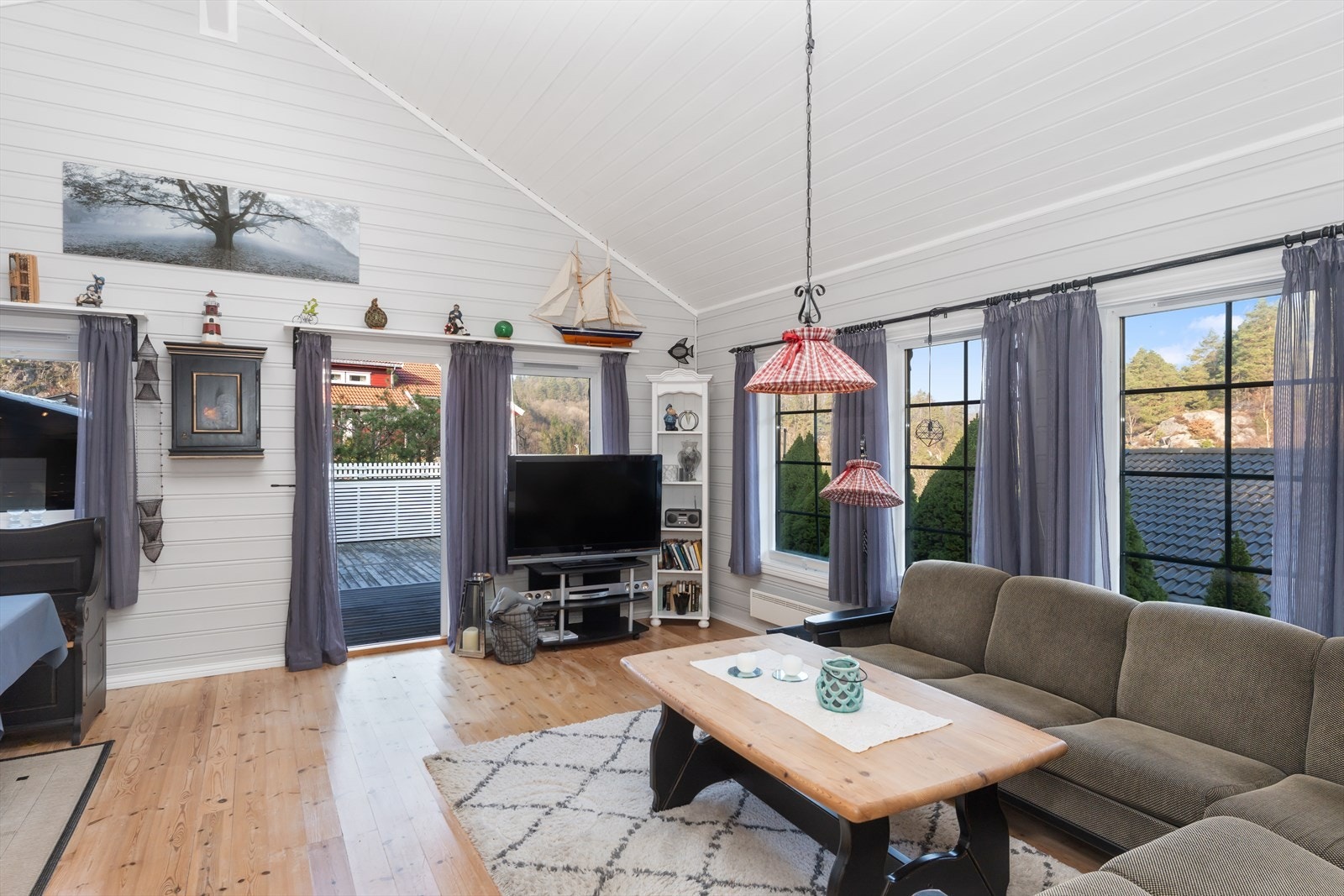 Direkte utgang til stor terrasse og uteområdet Galleribilde