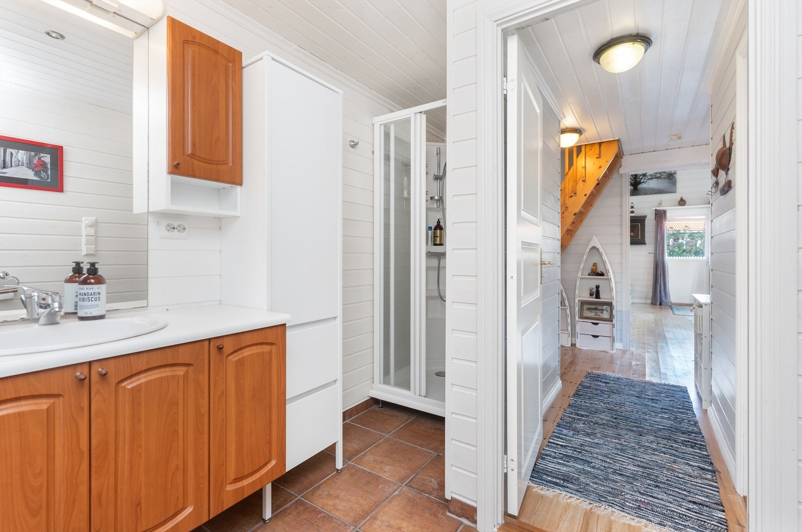 Baderom med dusj, servant og toalett Galleribilde