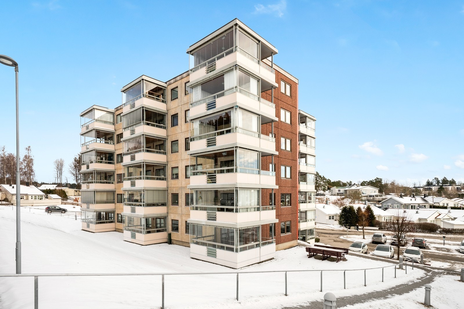 Hjørneleilighet på bakkeplan. Adkomst via sideinngang eller via heis fra underetasje. Galleribilde