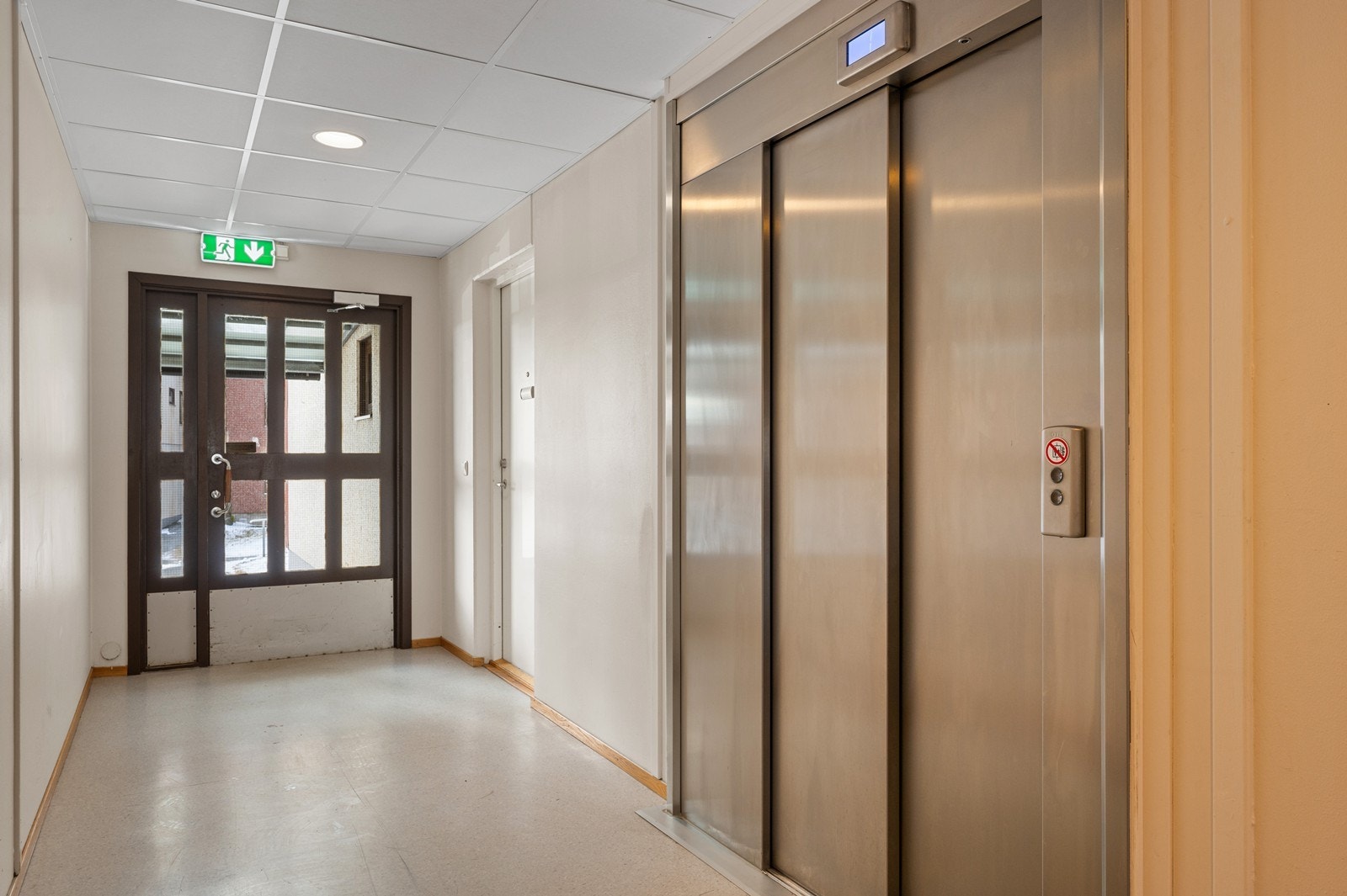 Heis i fellesgang. Galleribilde