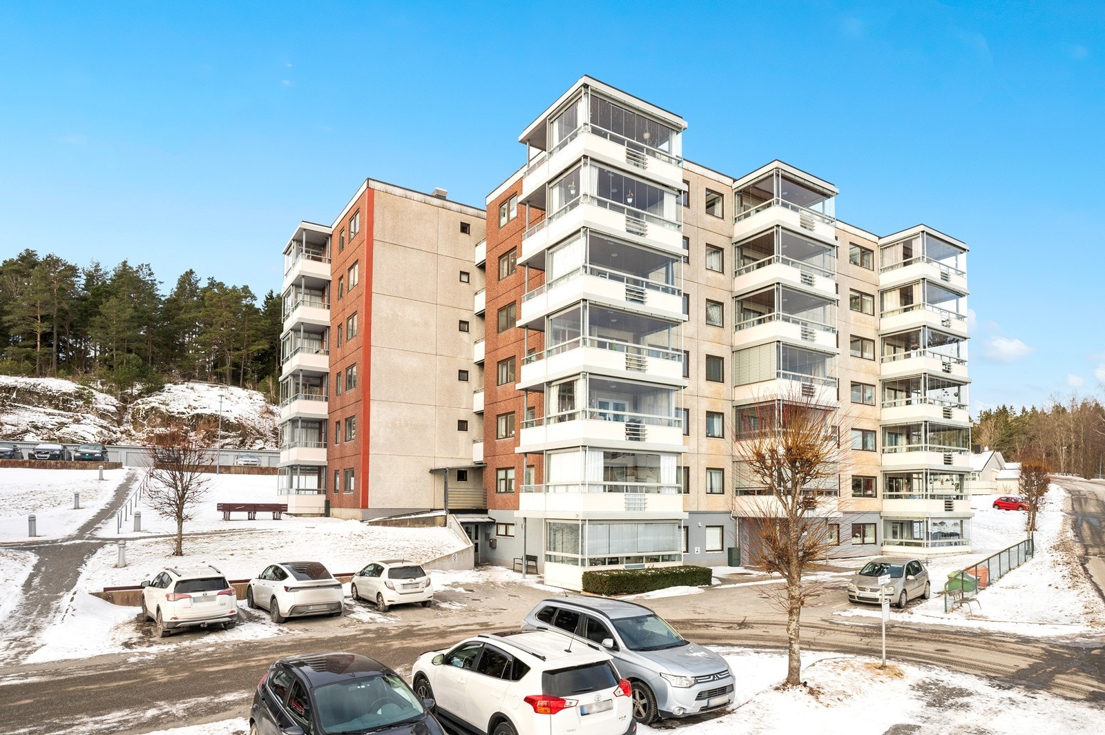 Stor felles parkering med mulighet for lading av elbil. Galleribilde