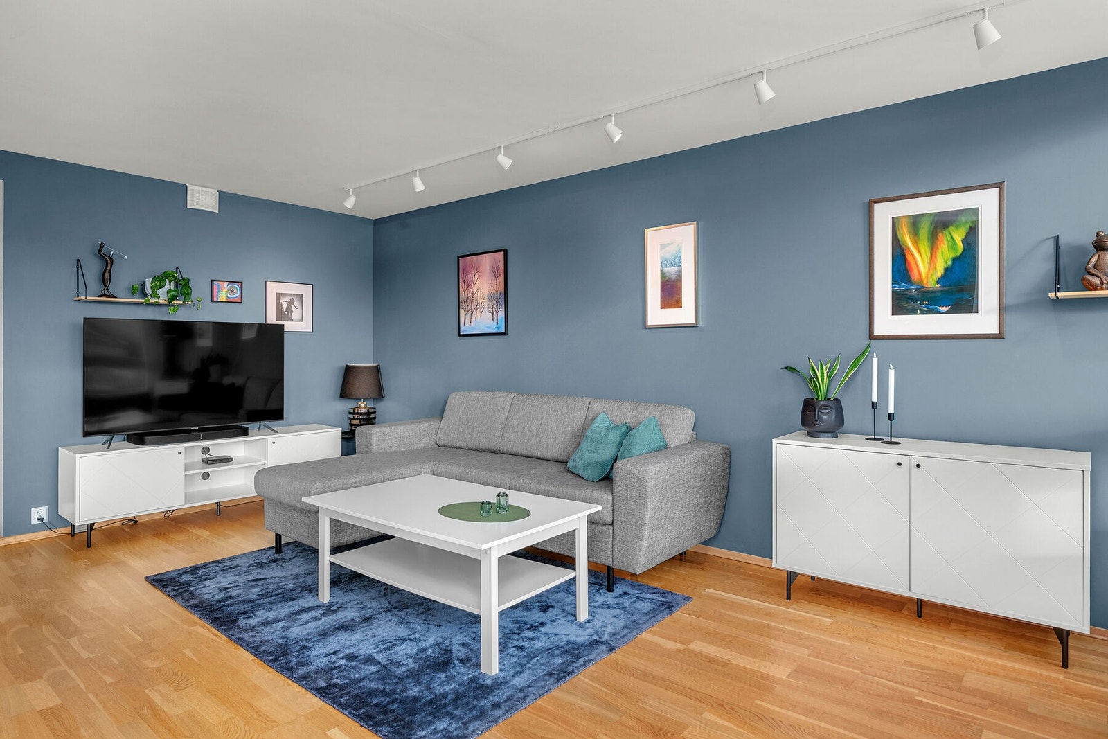 Stuen har spotskinne i taket som gir god innebelysning. Galleribilde