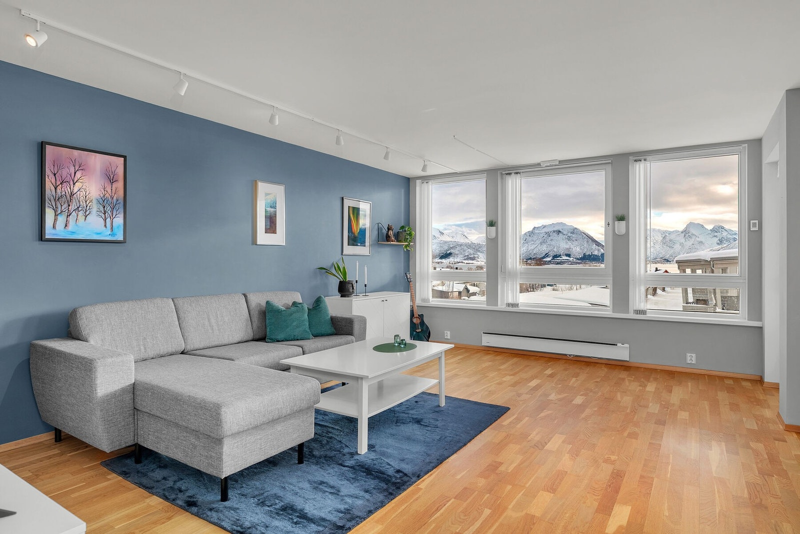 Stor og pen selveierleilighet fra 2013 | Carport m/utebod | Utsikt | 3 soverom | God standard Galleribilde