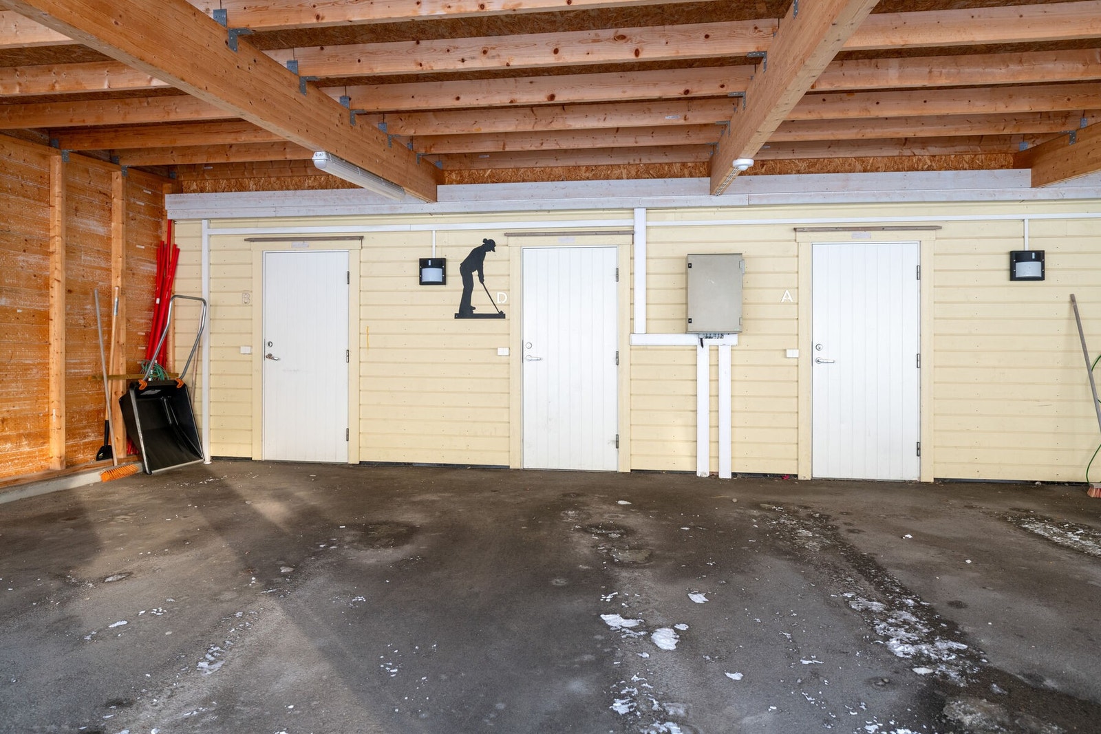 Sportsbod i bakkant av carport. Galleribilde