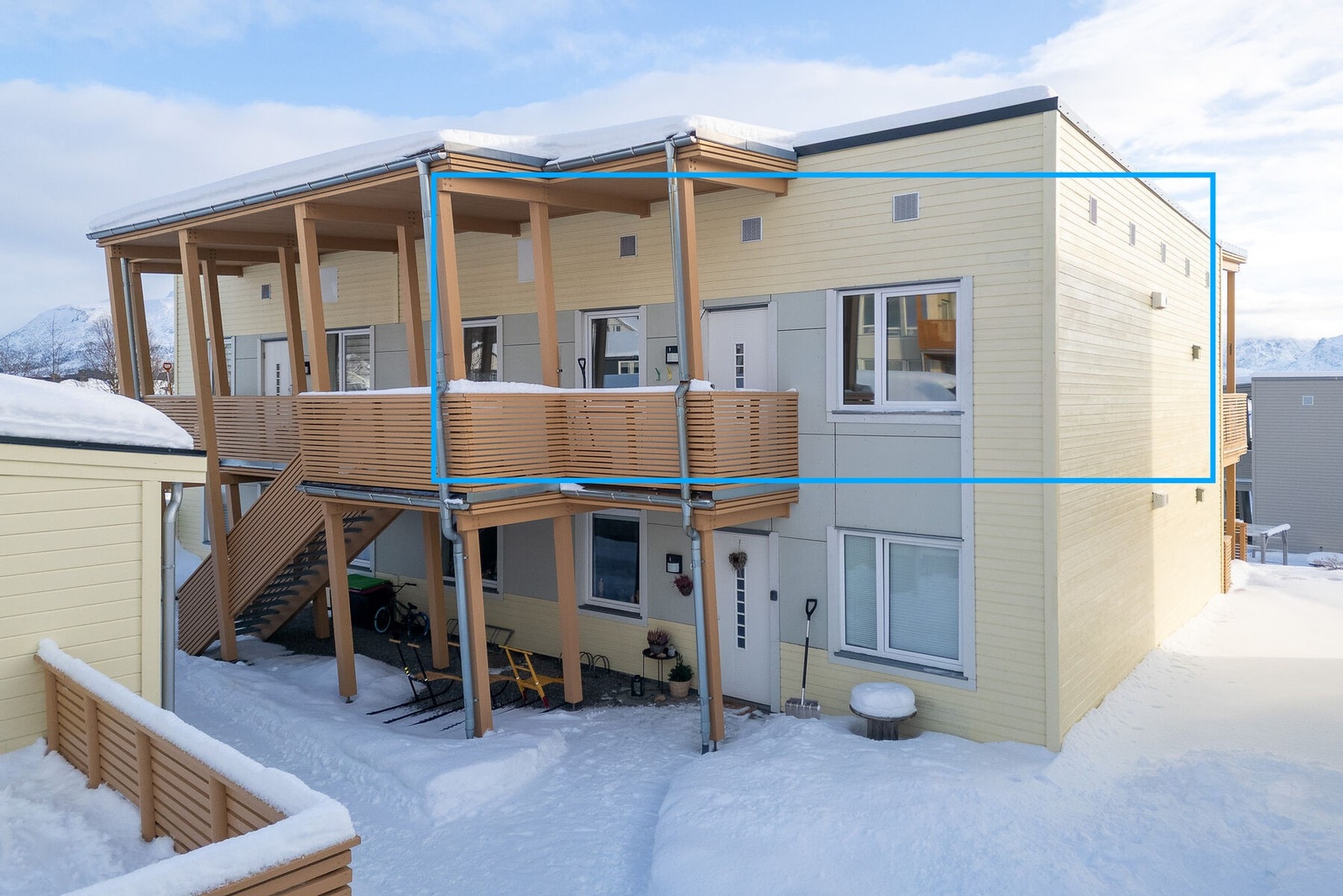 Leiligheten ligger fint til i 2. etasje av bygget, opp fra bakkeplan. Galleribilde