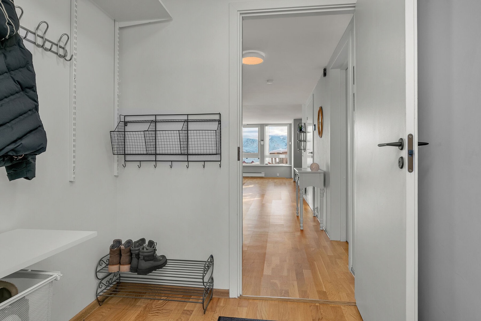 Vindfang med oppbevaringsmuligheter. Galleribilde