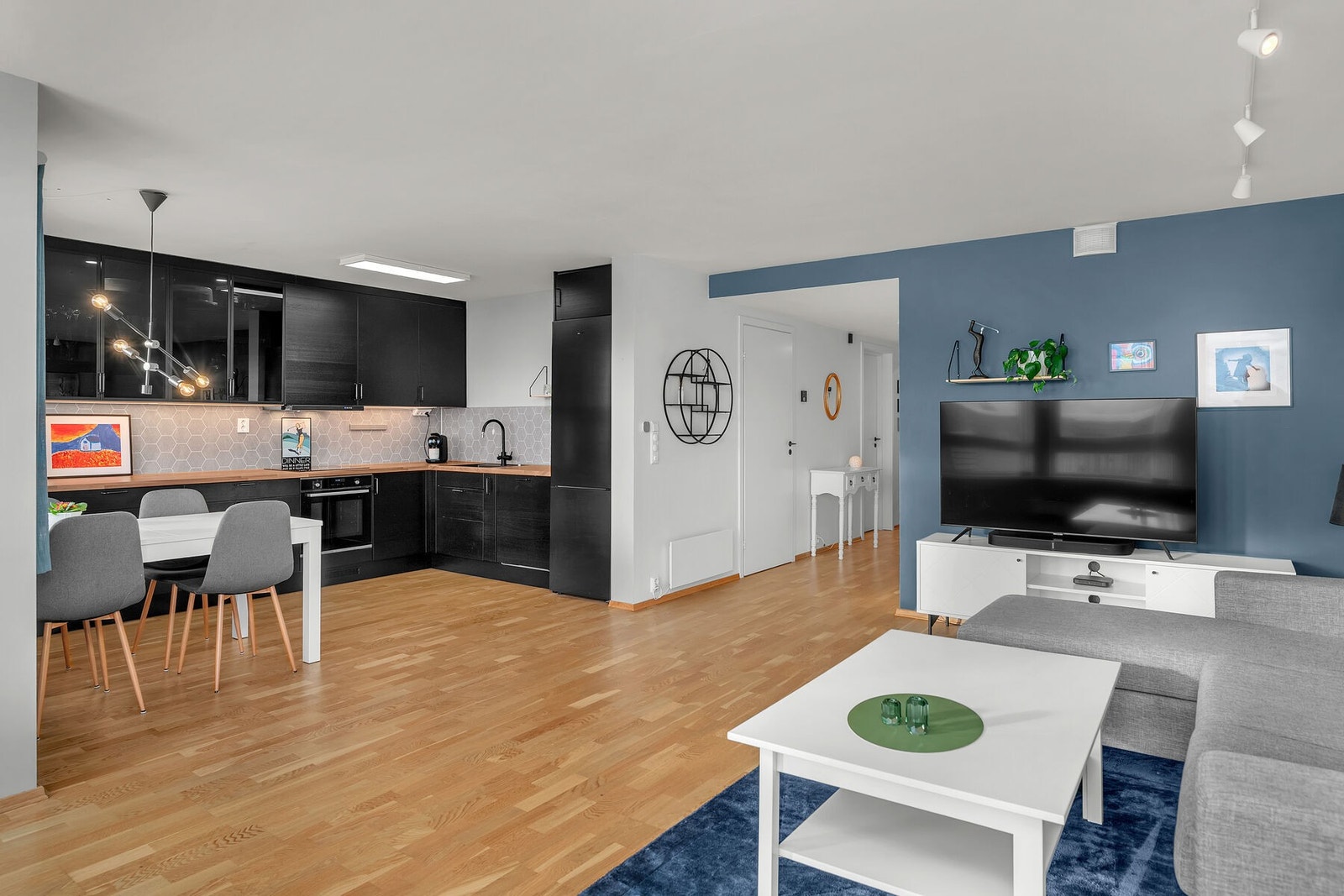 Åpen løsning mellom stue og kjøkken skaper en sosial og god atmosfære. Galleribilde