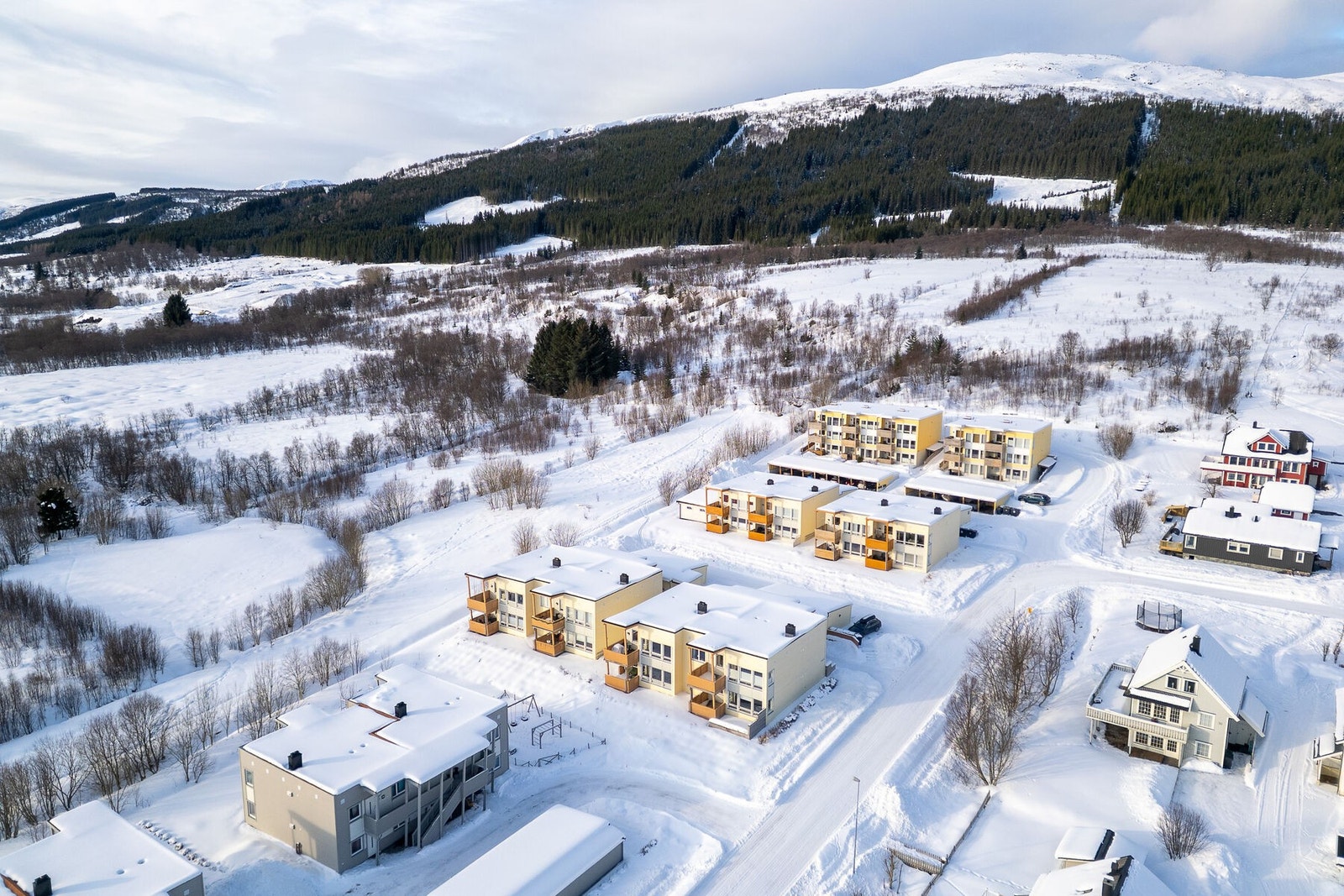 Eiendommen sett fra lufta og nærområdet rundt. Galleribilde