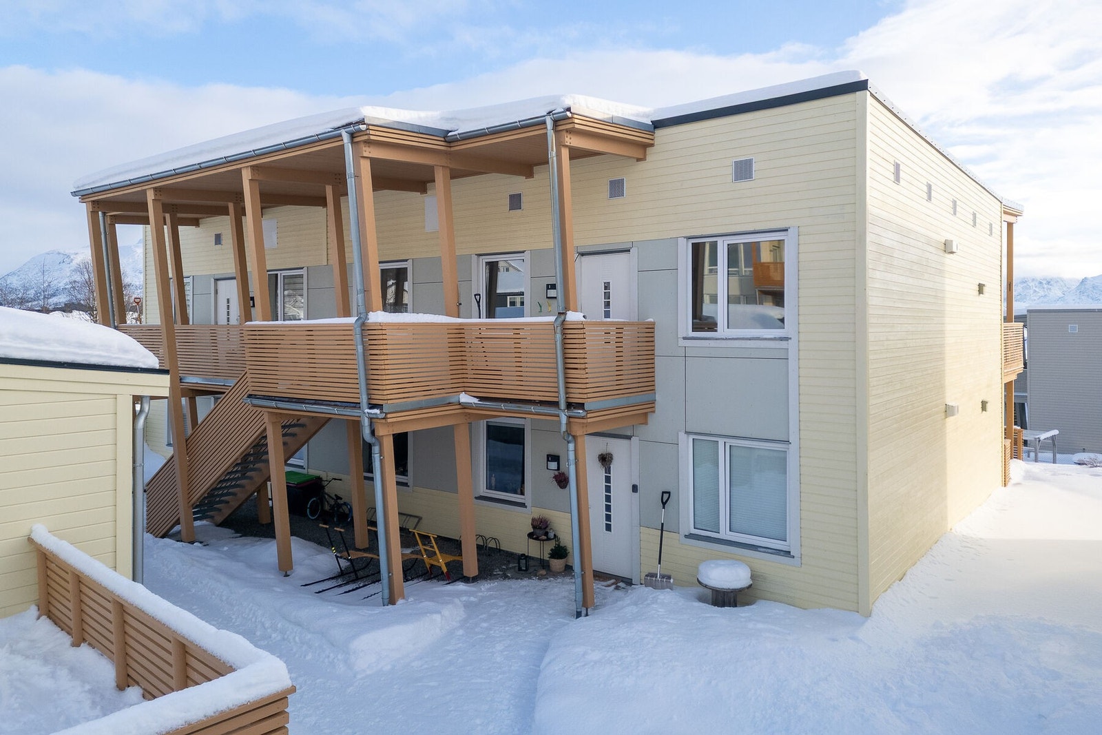 Fasade inngangsparti. Adkomst via trapp. Galleribilde