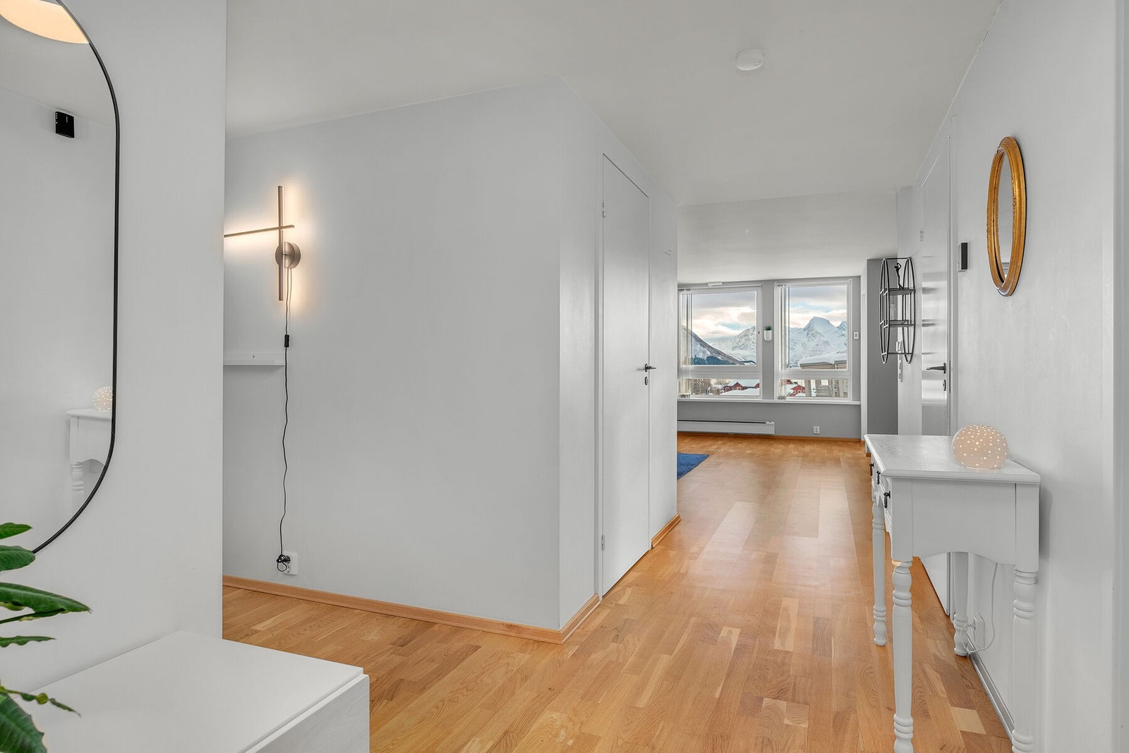 Fra gangen er det adkomst til leilighetens tre soverom, bad/vaskerom, bod samt videre inn i stuen. Galleribilde