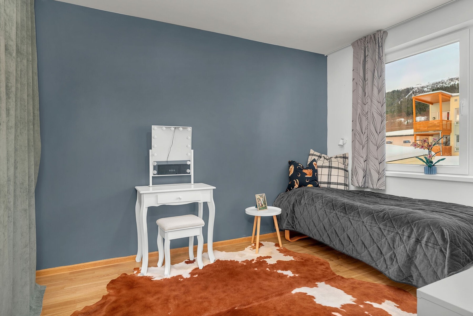 Soverom nummer 2 - malt i en behagelig blå fargetone. Galleribilde