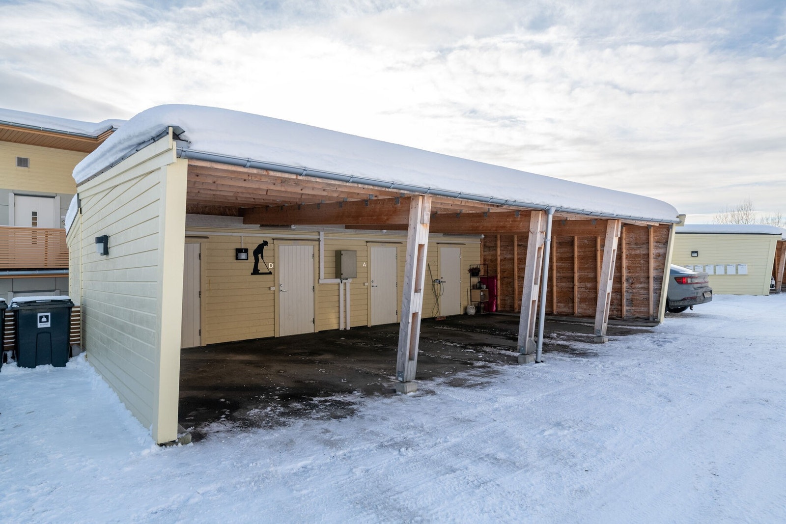 Leiligheten har fast, oppmerket parkeringsplass i carport. Det er tilrettelagt for montering av el bil lader. Galleribilde