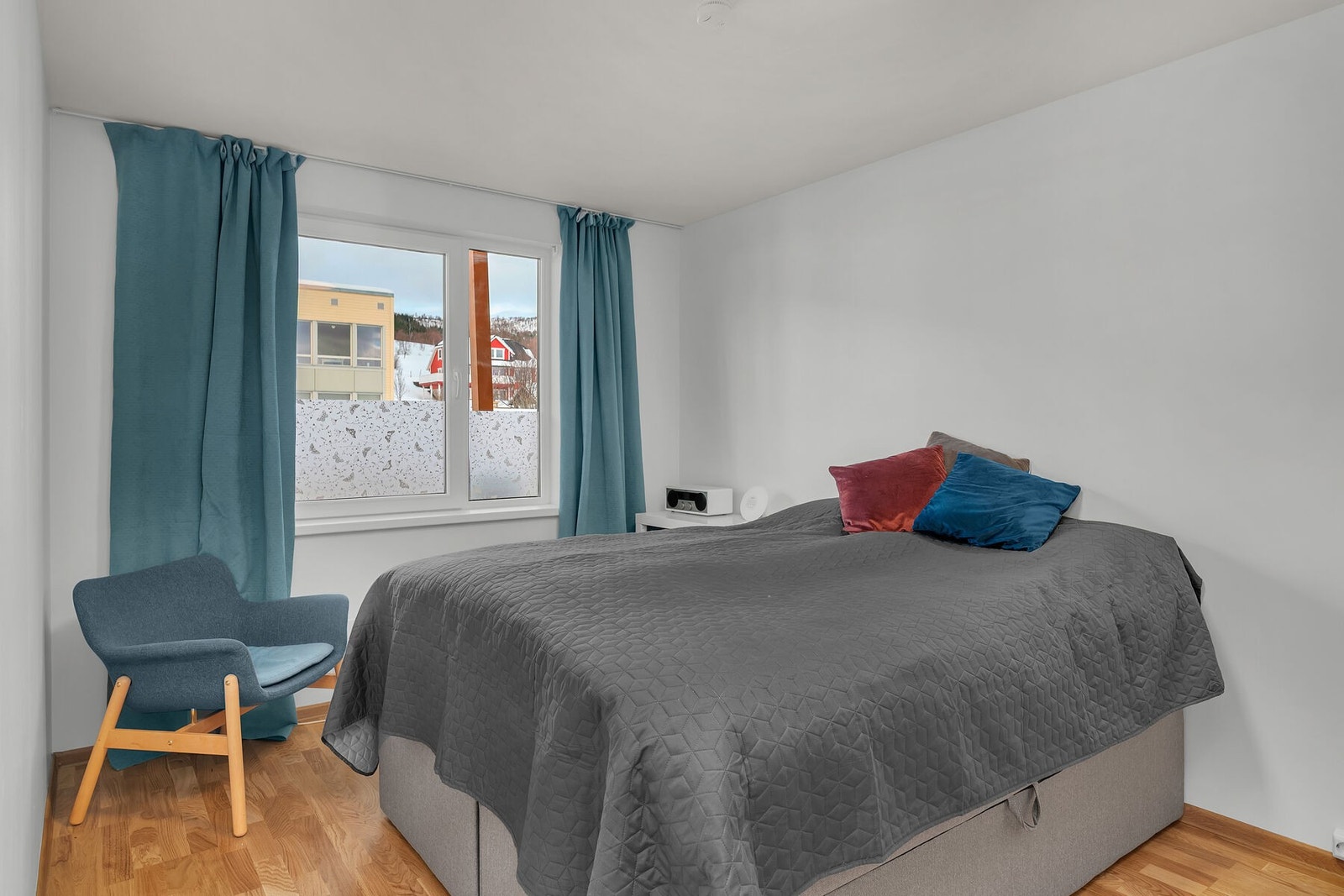 Leiligheten har totalt tre soverom. Her er hovedsoverommet. Galleribilde