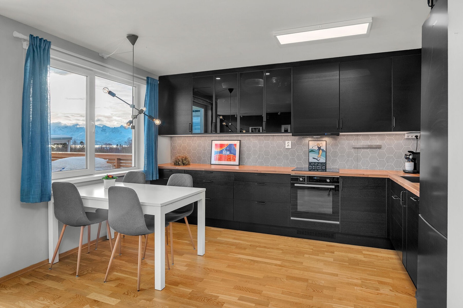 Kjøkken med fin utsikt og plass til spisebord. Galleribilde