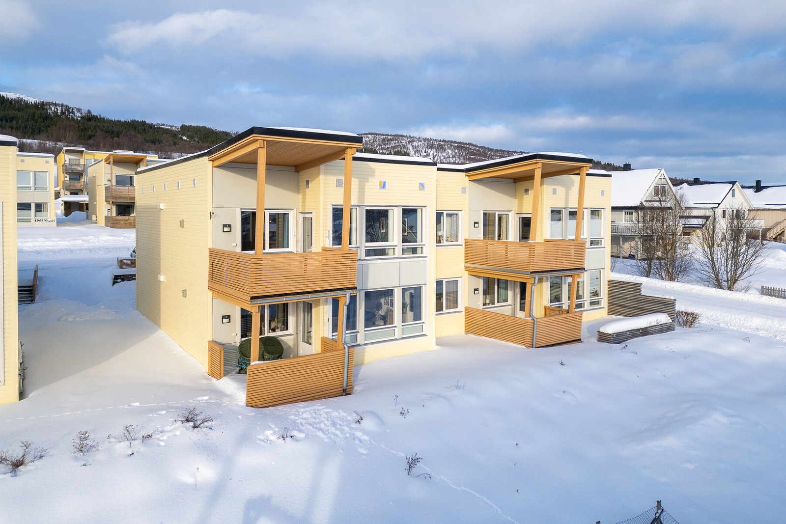 Sameiets tomt er opparbeidet med plen og beplantning. Innkjøring og gårdsplass med asfalt. Galleribilde