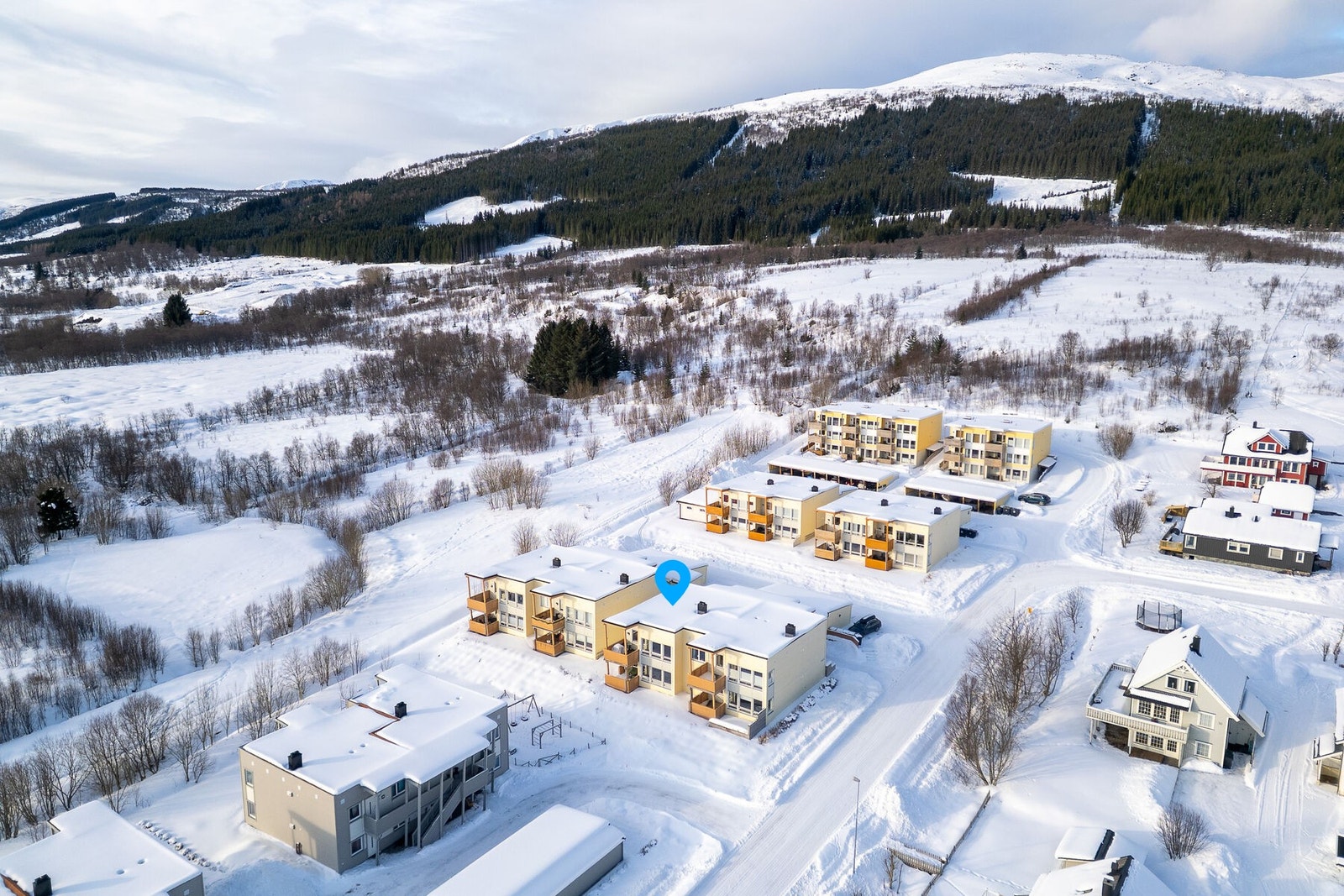 Her bor du i et attraktivt boligstrøk, i rolige og barnevennlige omgivelser med umiddelbar nærhet til marka og flotte turområder. Galleribilde