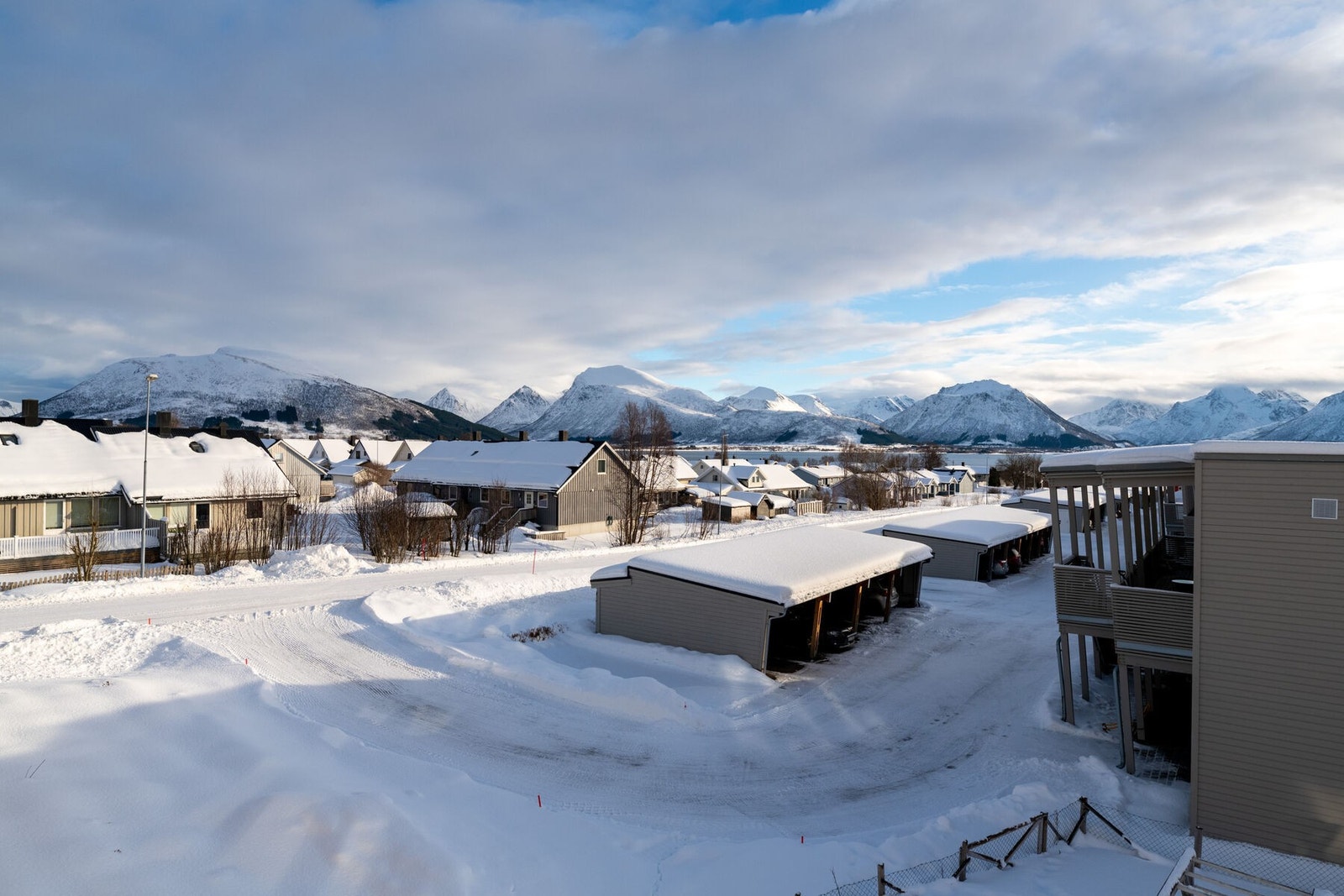 Fra leiligheten er det flott utsikt mot de majestetiske fjellrekkene. Galleribilde